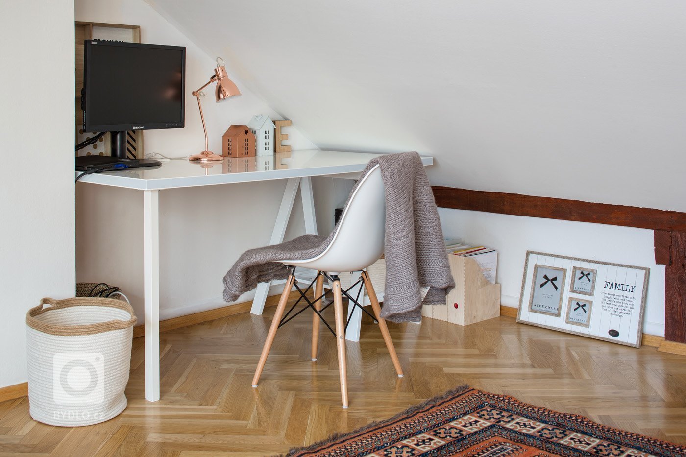 Tento krásný světlý byt, který se nachází v posledním patře činžovního domu na Vinohradech, je dispozičně rozdělen do&nbsp; dvou úrovní. Spodní část, kde…