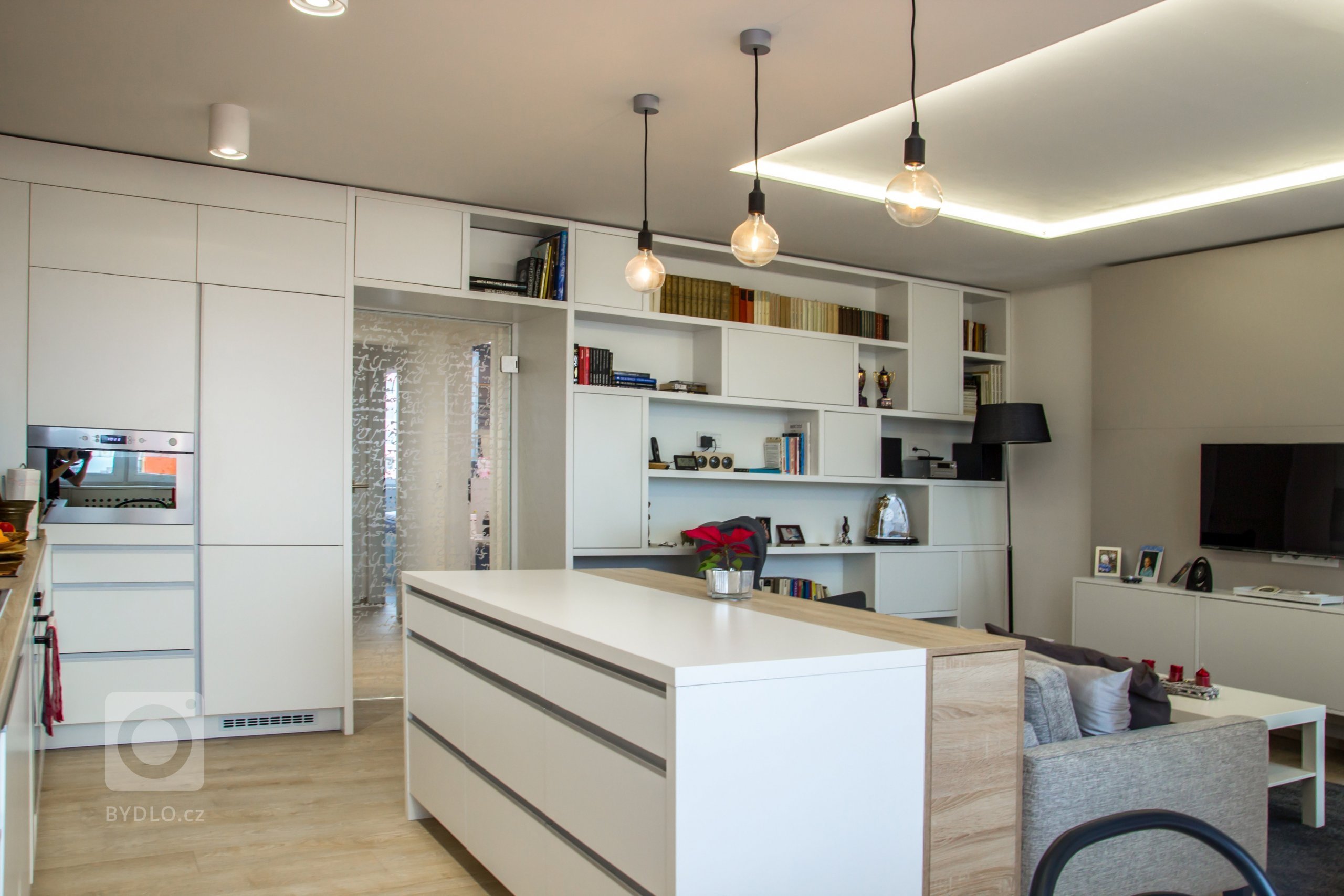 Rekonstrukce bytu v panelovém domě se nesla ve znamení velké změny. Majitelka měla jasno, chtěla svůj byt zesvětlit, zmodernizovat a zbavit ho starého vybavení…