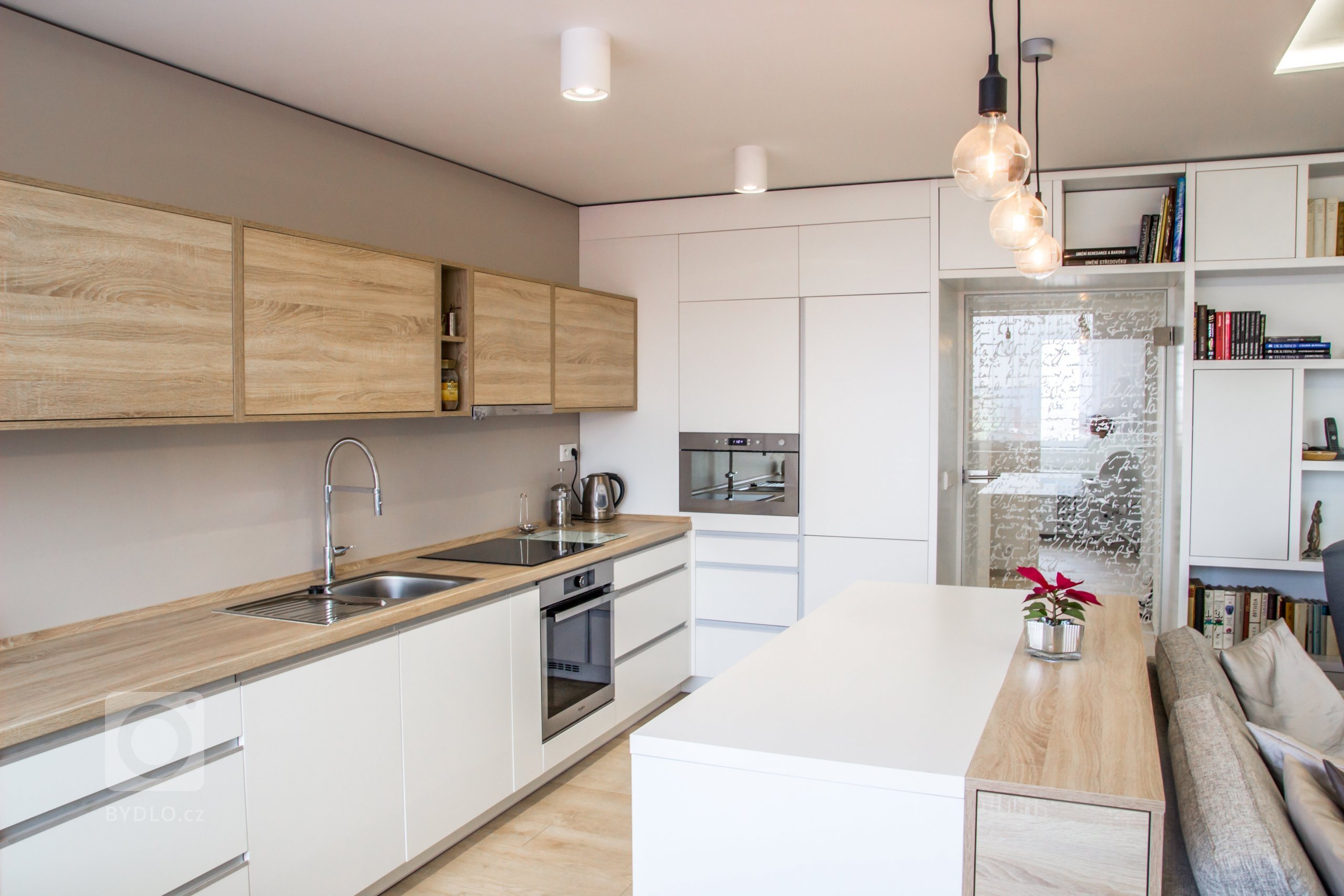 Rekonstrukce bytu v panelovém domě se nesla ve znamení velké změny. Majitelka měla jasno, chtěla svůj byt zesvětlit, zmodernizovat a zbavit ho starého vybavení…