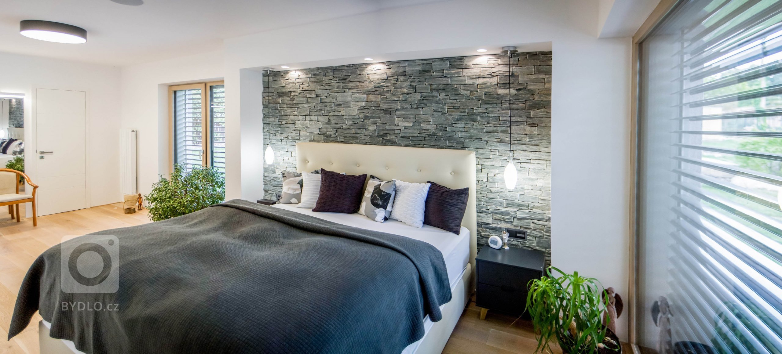 Interiér pasivního dvougeneračního domu byl od počátku pojat velkoryse s odkazem na téma přírody. Samotná stavba se pyšní obrovskými dřevěnými krovy a…