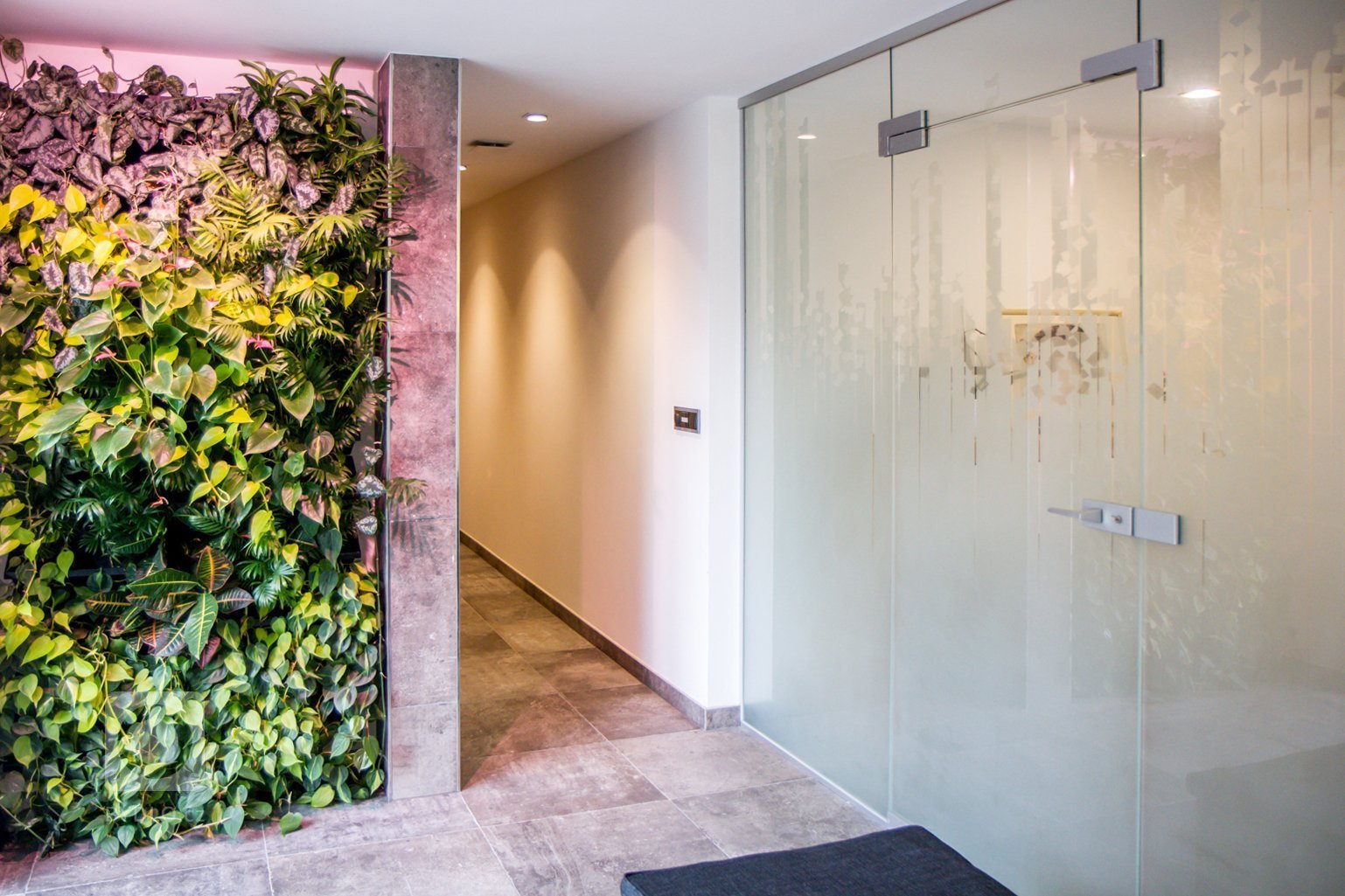 Interiér pasivního dvougeneračního domu byl od počátku pojat velkoryse s odkazem na téma přírody. Samotná stavba se pyšní obrovskými dřevěnými krovy a…