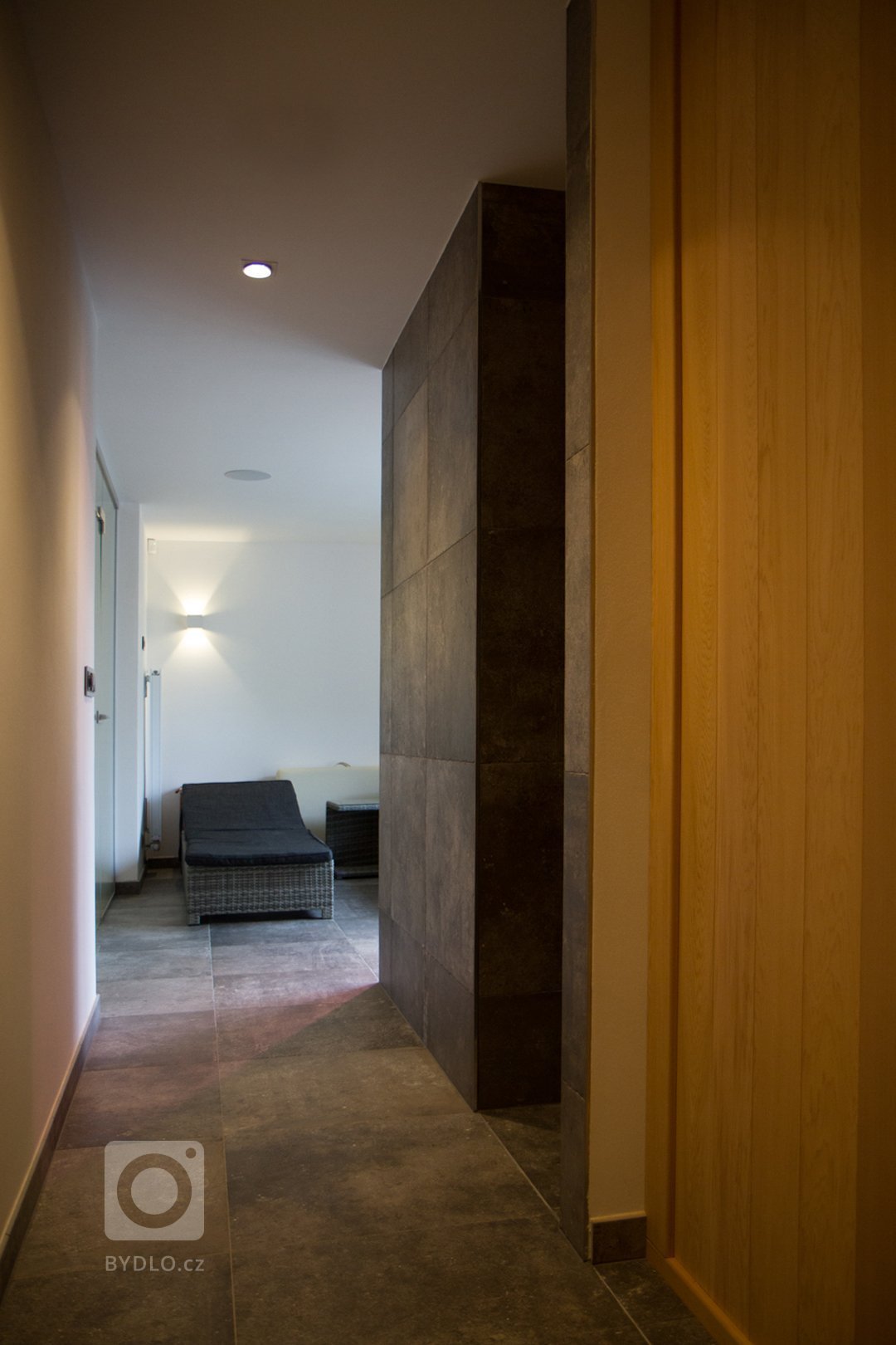 Interiér pasivního dvougeneračního domu byl od počátku pojat velkoryse s odkazem na téma přírody. Samotná stavba se pyšní obrovskými dřevěnými krovy a…