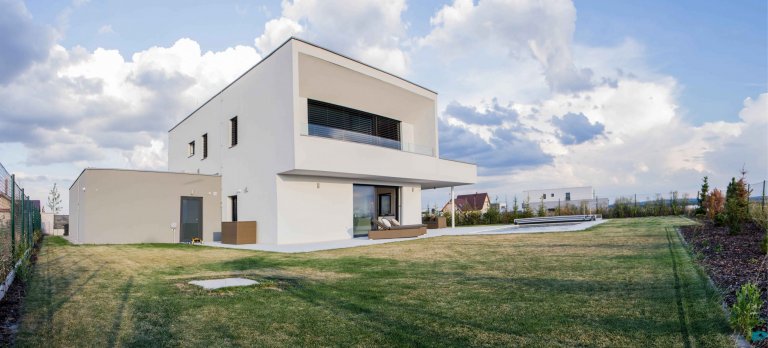 Novostavba rodinného domu je příkladem naší práce na pasivních stavbách. Jednoduchá&nbsp; stavba se otevírá směrem do krajiny ze západní strany velkými okny a…