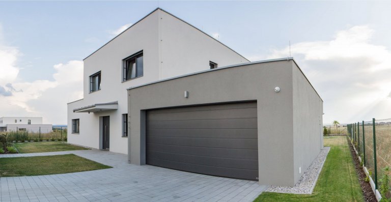 Novostavba rodinného domu je příkladem naší práce na pasivních stavbách. Jednoduchá&nbsp; stavba se otevírá směrem do krajiny ze západní strany velkými okny a…