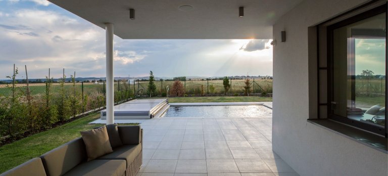 Novostavba rodinného domu je příkladem naší práce na pasivních stavbách. Jednoduchá&nbsp; stavba se otevírá směrem do krajiny ze západní strany velkými okny a…