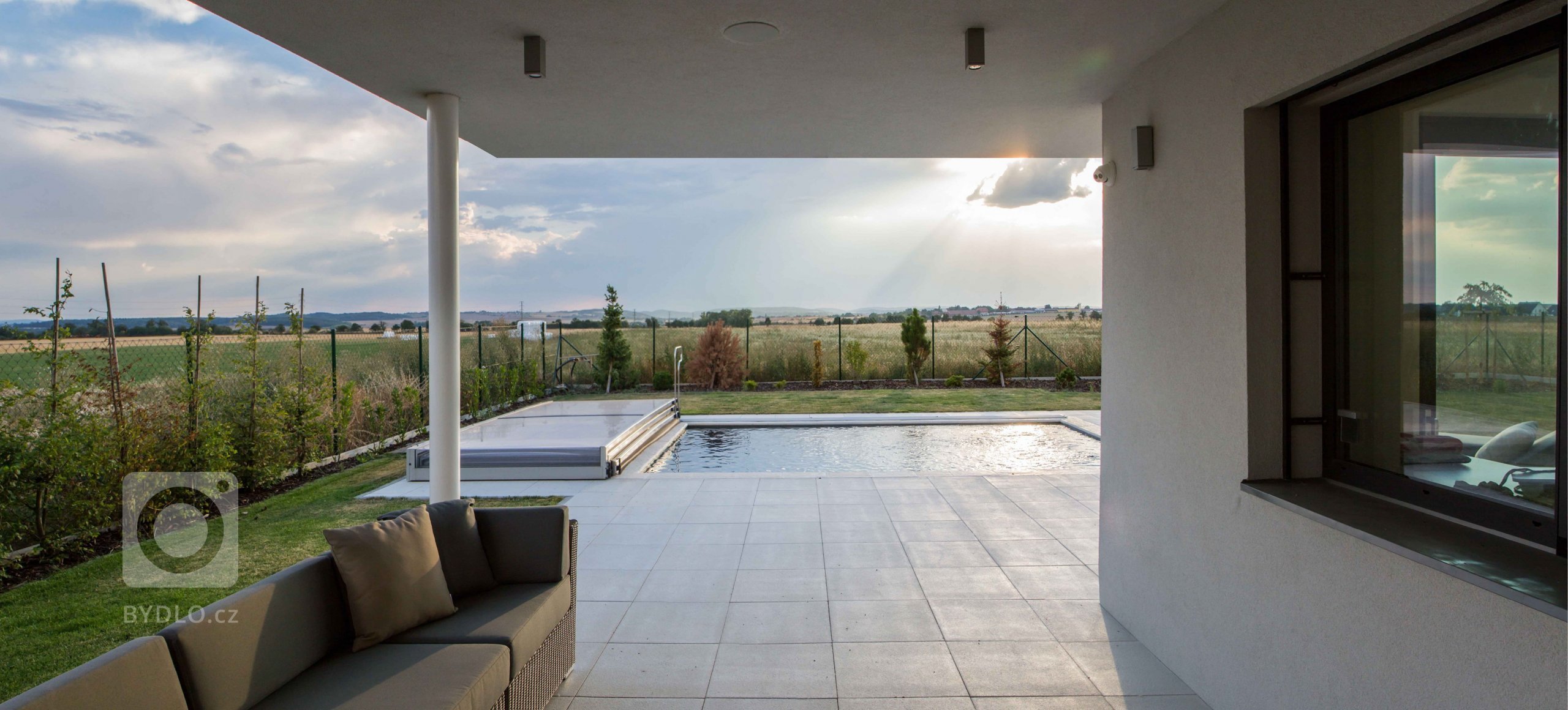 Novostavba rodinného domu je příkladem naší práce na pasivních stavbách. Jednoduchá&nbsp; stavba se otevírá směrem do krajiny ze západní strany velkými okny a…