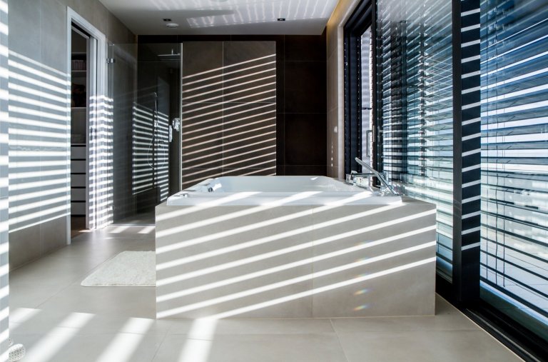 Novostavba rodinného domu je příkladem naší práce na pasivních stavbách. Jednoduchá&nbsp; stavba se otevírá směrem do krajiny ze západní strany velkými okny a…