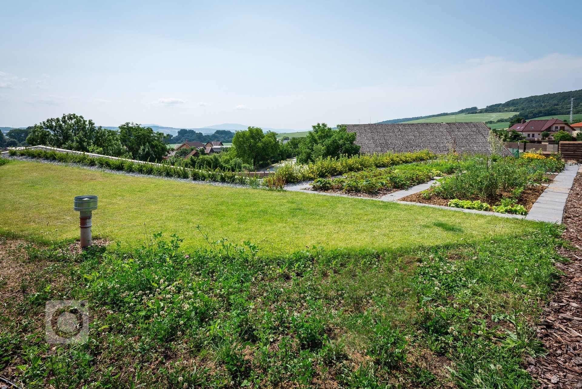 Intenzivní zelená střecha zadrží až 170l na čtvereční metr. Když uvážime déšť jednou za týden, intenzivní zelená střecha zmírní klima v okolí domu. 