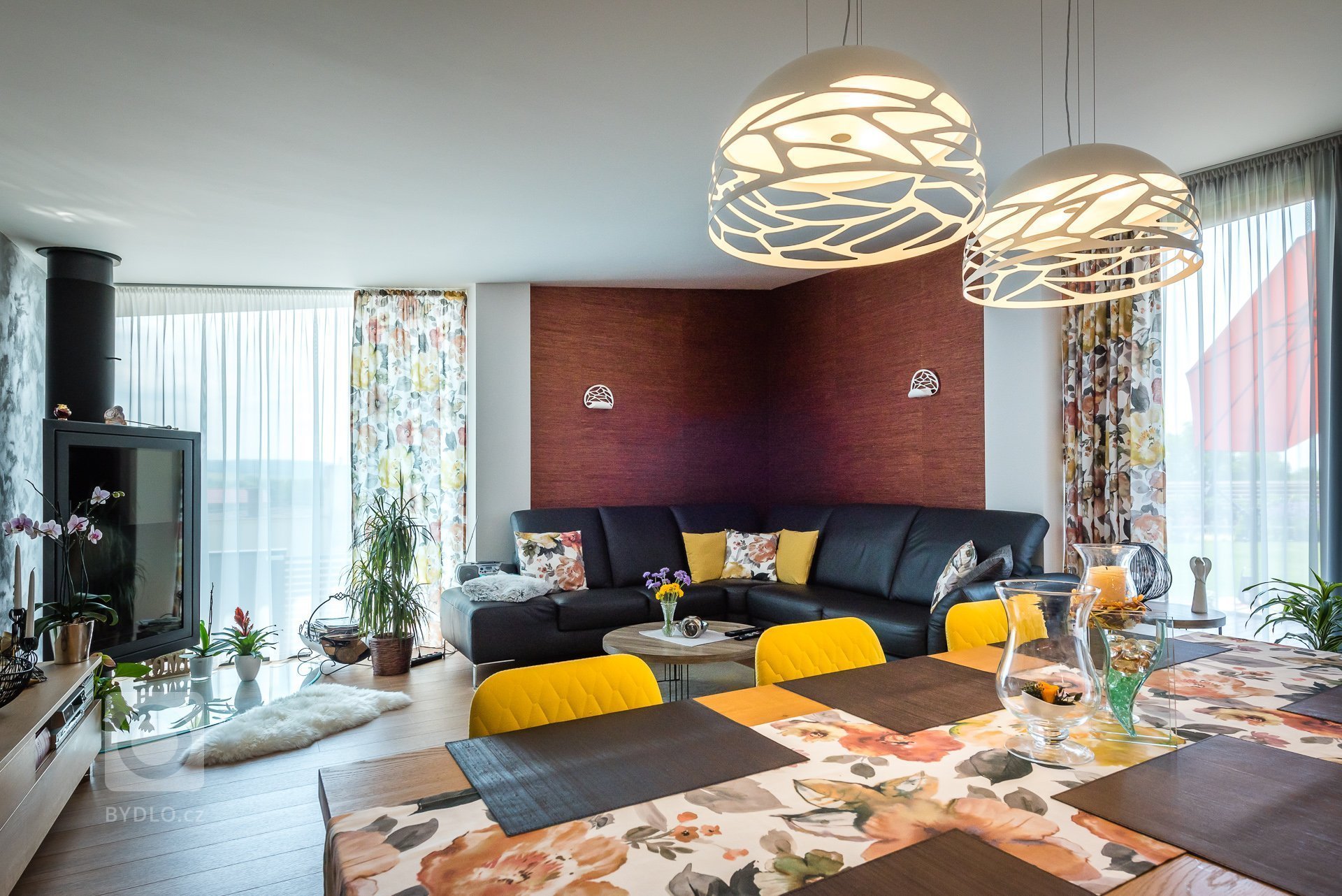 Žluté tóny spolu s květinovým vzorem odrážejí pohodu v domě. 