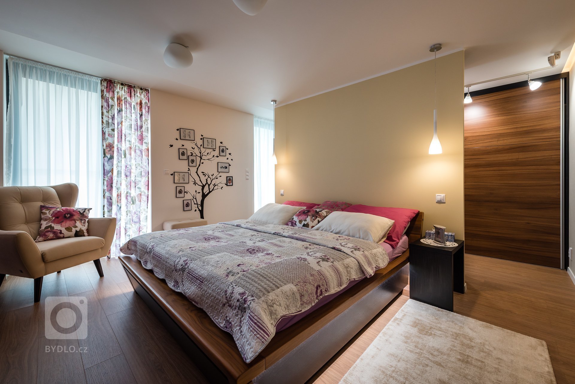 Pro lepší den a snadnejší vstávaní je vytvořena čistá ložnice s minimem nábytku a oddelenou šatnou. 