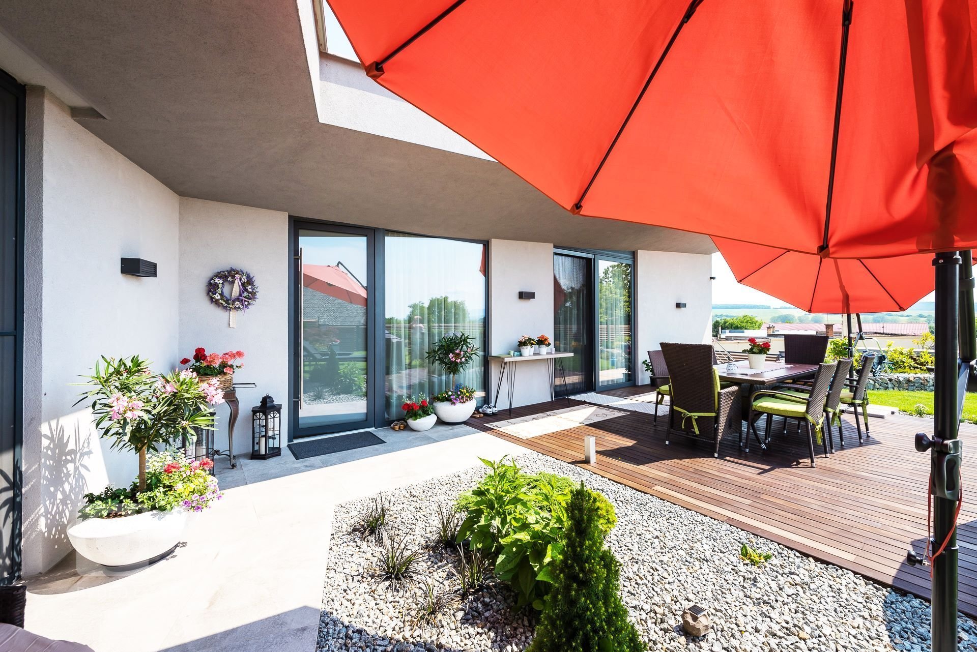 Na počátku zahrady na střeše byla touha developera využít svahovitého pozemku. Rovinaté pozemky již měli své obyvatele, no svahovité zústávali na ocet.…