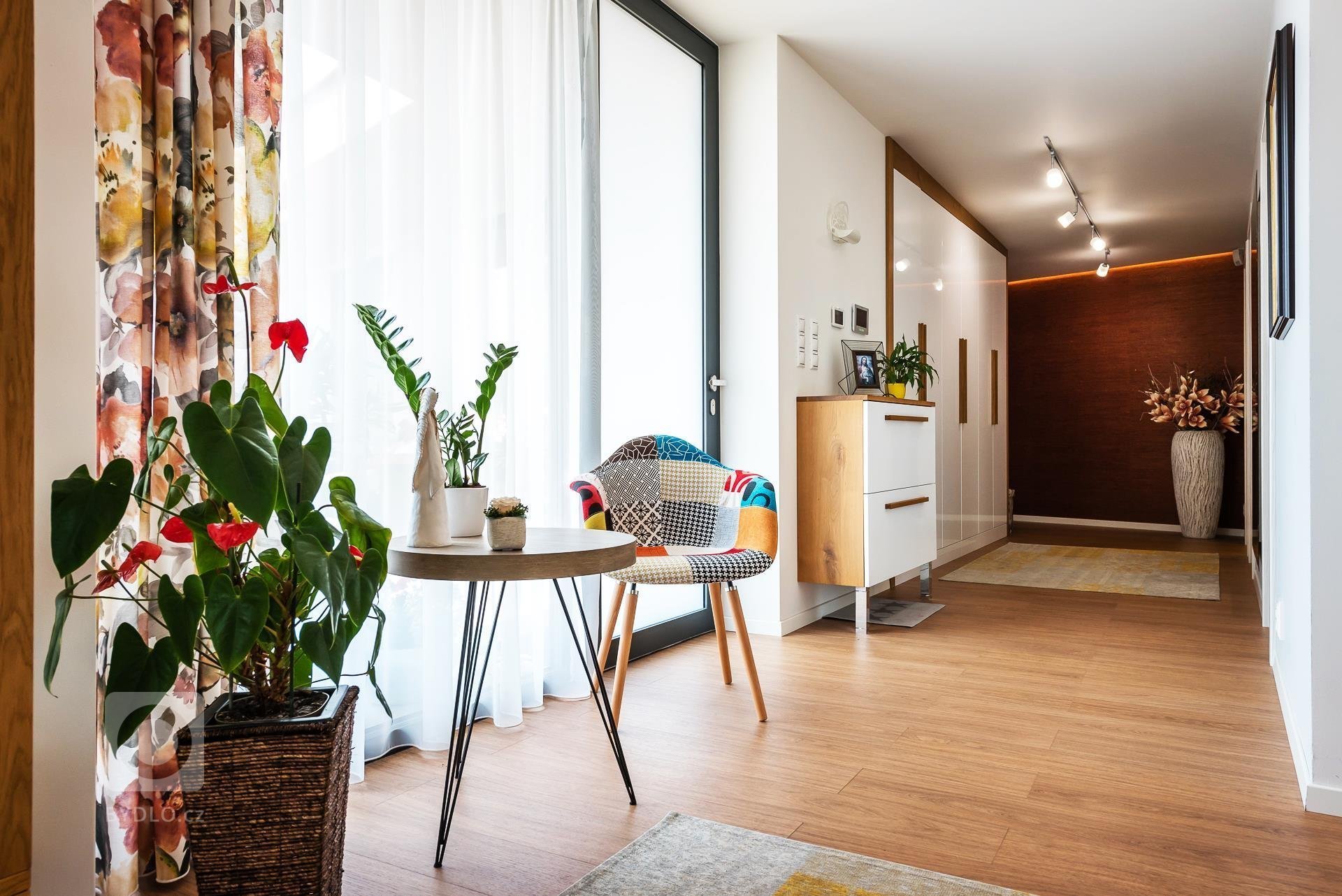 Na počátku zahrady na střeše byla touha developera využít svahovitého pozemku. Rovinaté pozemky již měli své obyvatele, no svahovité zústávali na ocet.…