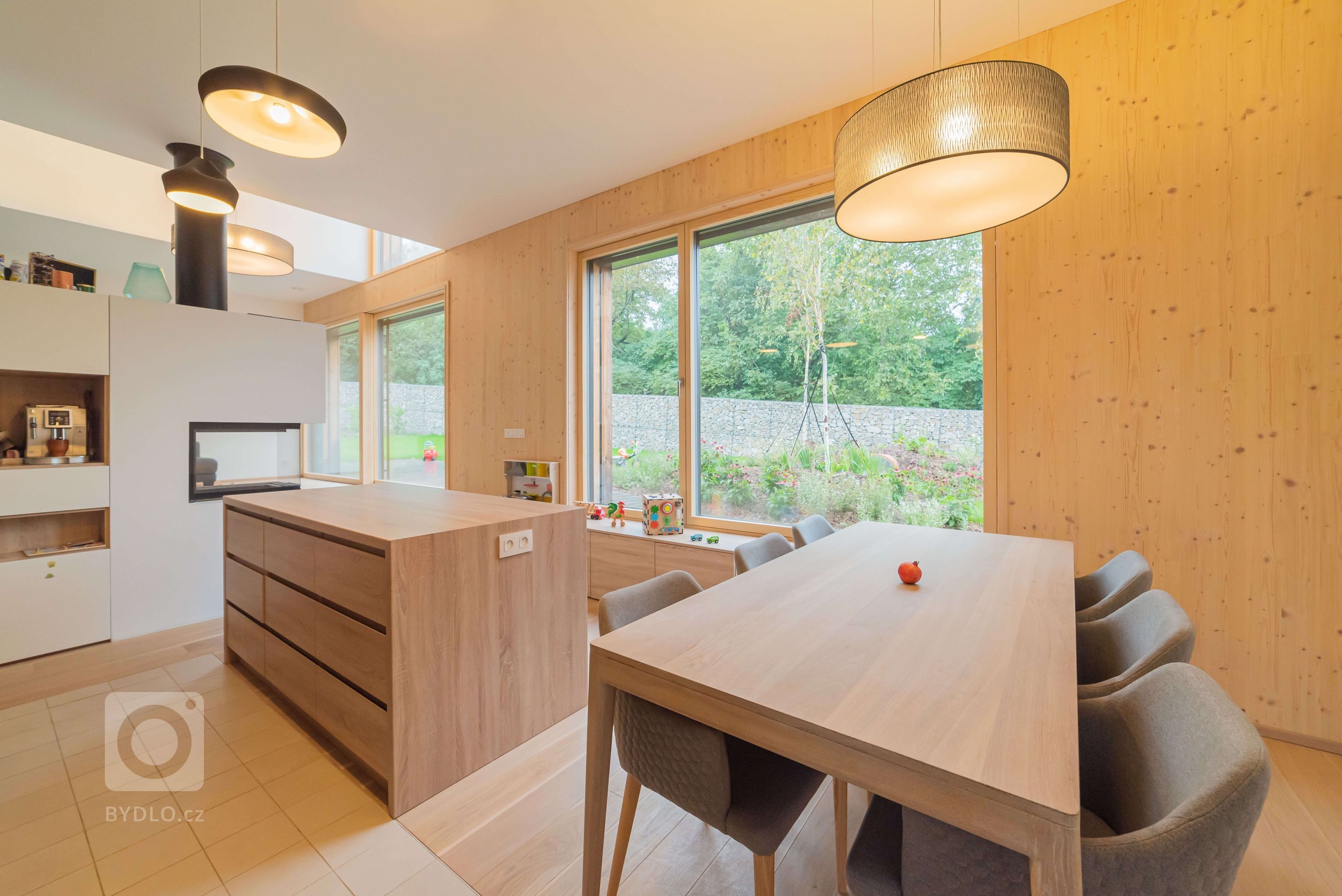 Rodinný dom sa nachádza v časti Záhorská Bystrica na konci slepej ulice, na ktorú nadväzuje les. Pre jeho priamy kontakt s okolitou zeleňou lesa i záhrady…