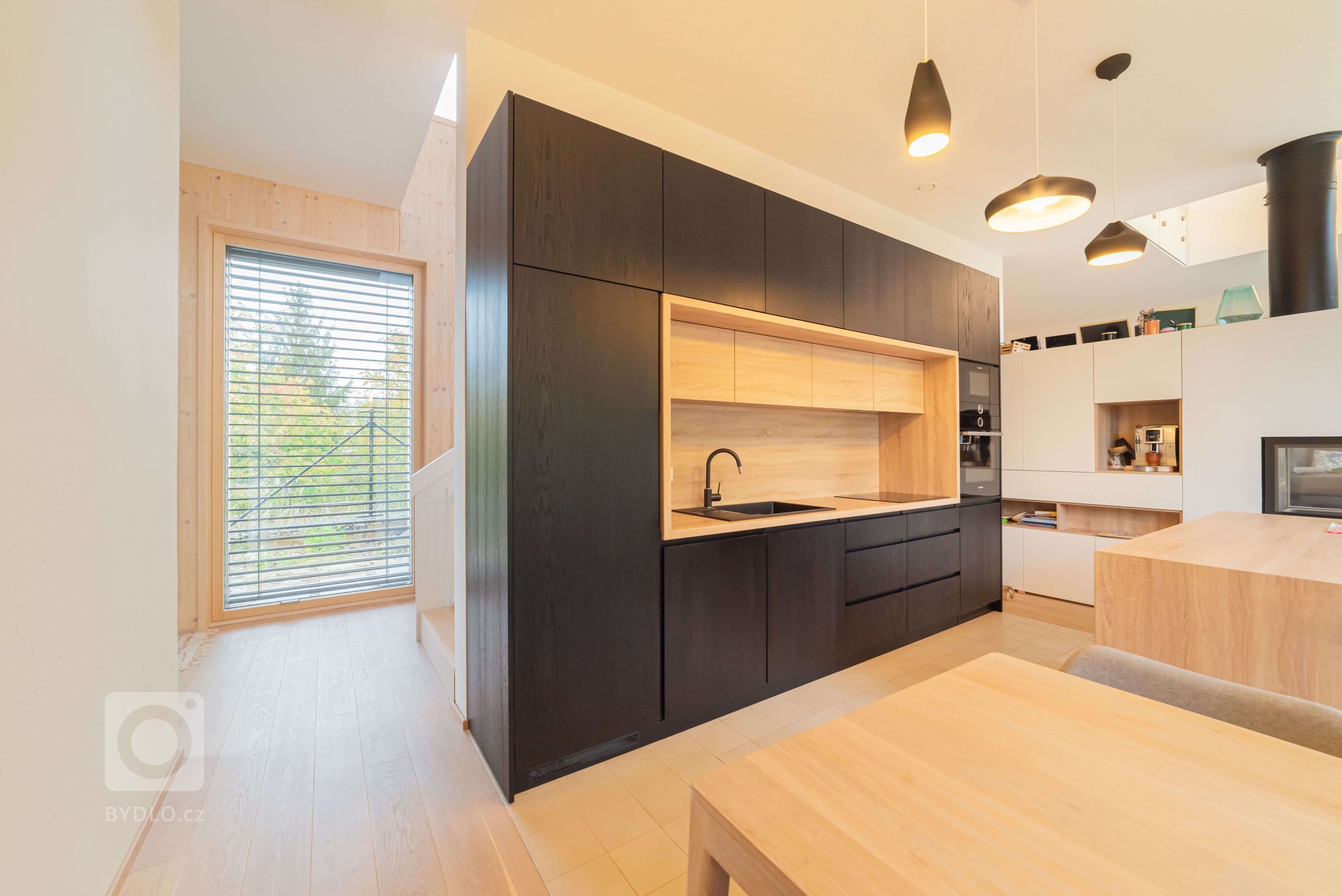 Rodinný dom sa nachádza v časti Záhorská Bystrica na konci slepej ulice, na ktorú nadväzuje les. Pre jeho priamy kontakt s okolitou zeleňou lesa i záhrady…