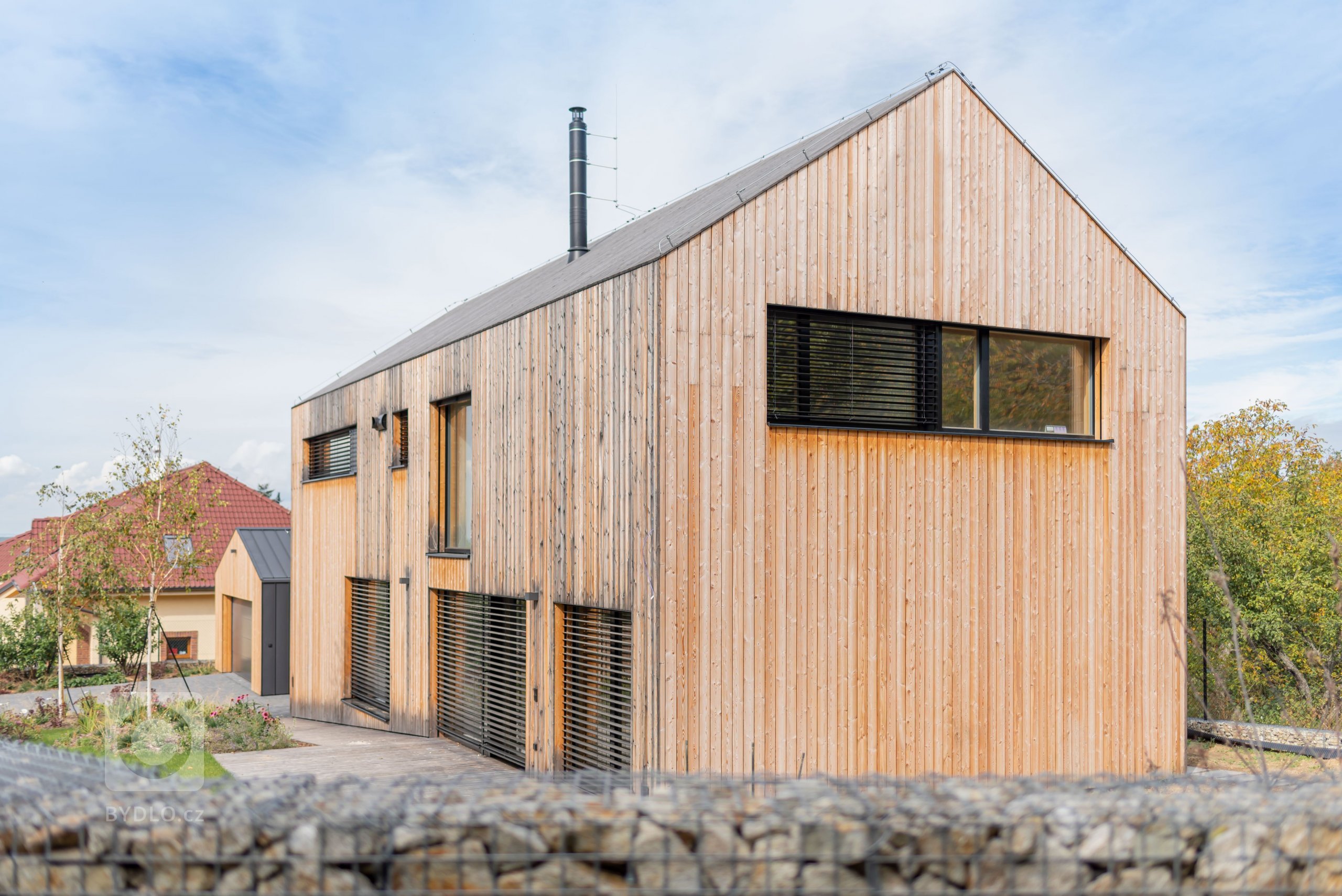 Rodinný dom sa nachádza v časti Záhorská Bystrica na konci slepej ulice, na ktorú nadväzuje les. Pre jeho priamy kontakt s okolitou zeleňou lesa i záhrady…