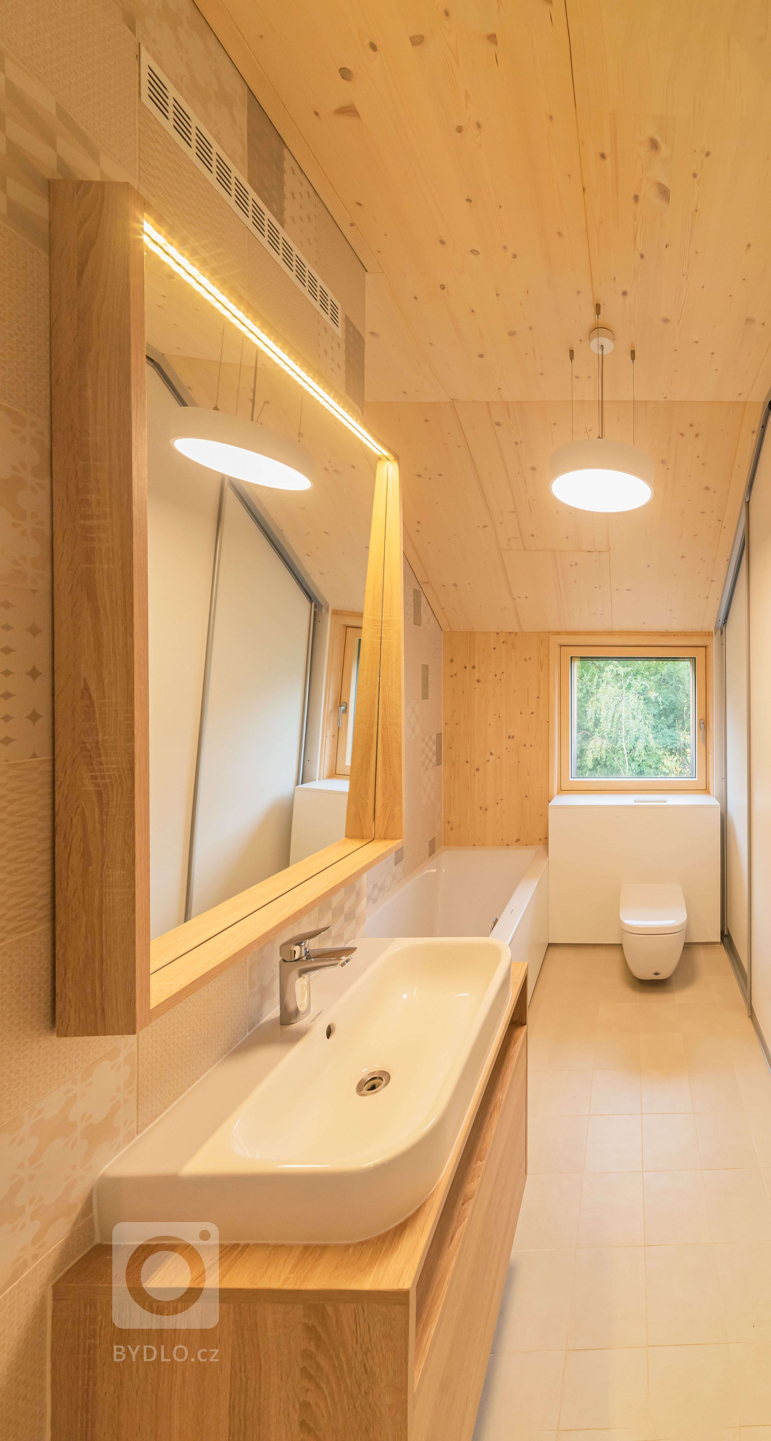 Rodinný dom sa nachádza v časti Záhorská Bystrica na konci slepej ulice, na ktorú nadväzuje les. Pre jeho priamy kontakt s okolitou zeleňou lesa i záhrady…