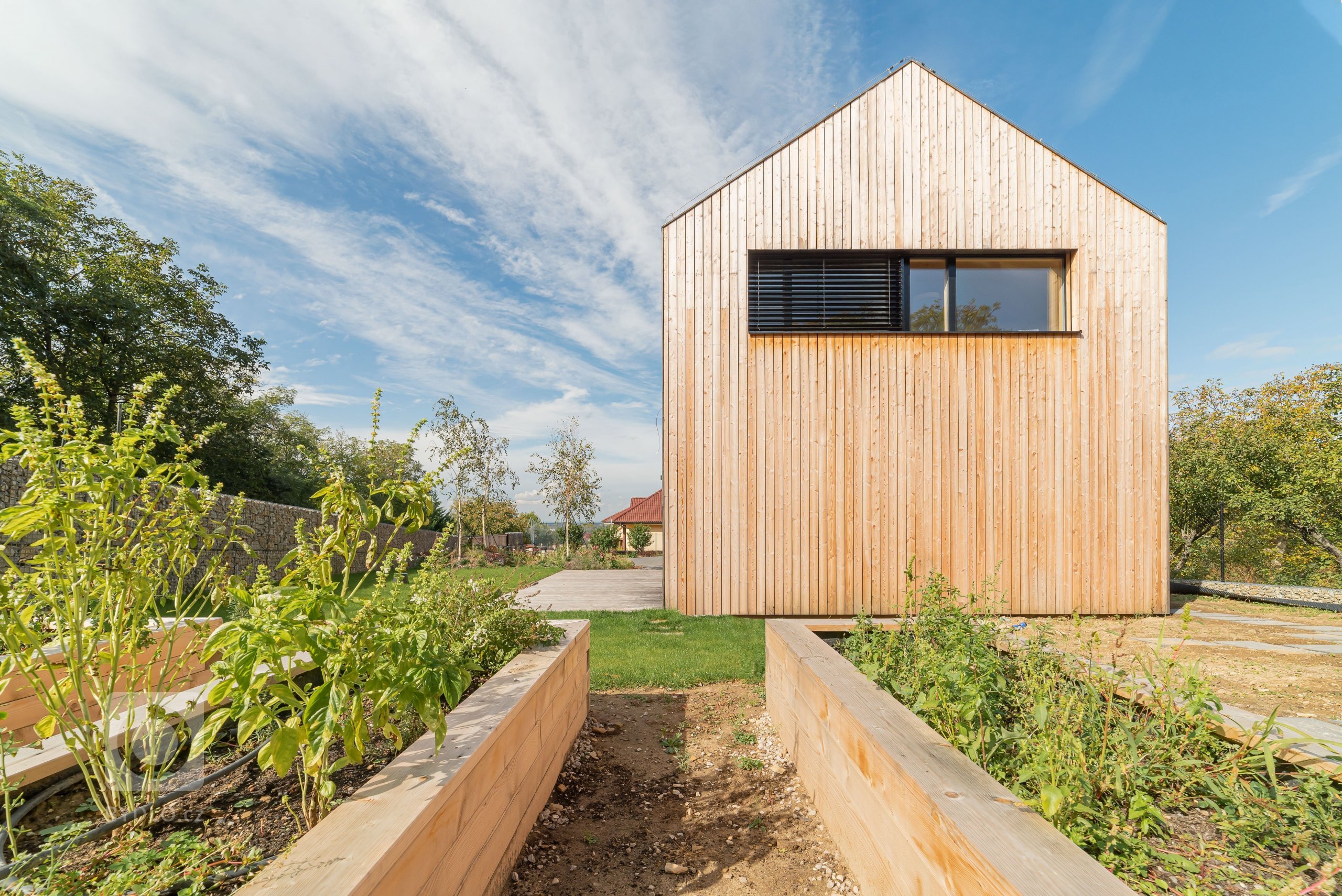 Rodinný dom sa nachádza v časti Záhorská Bystrica na konci slepej ulice, na ktorú nadväzuje les. Pre jeho priamy kontakt s okolitou zeleňou lesa i záhrady…