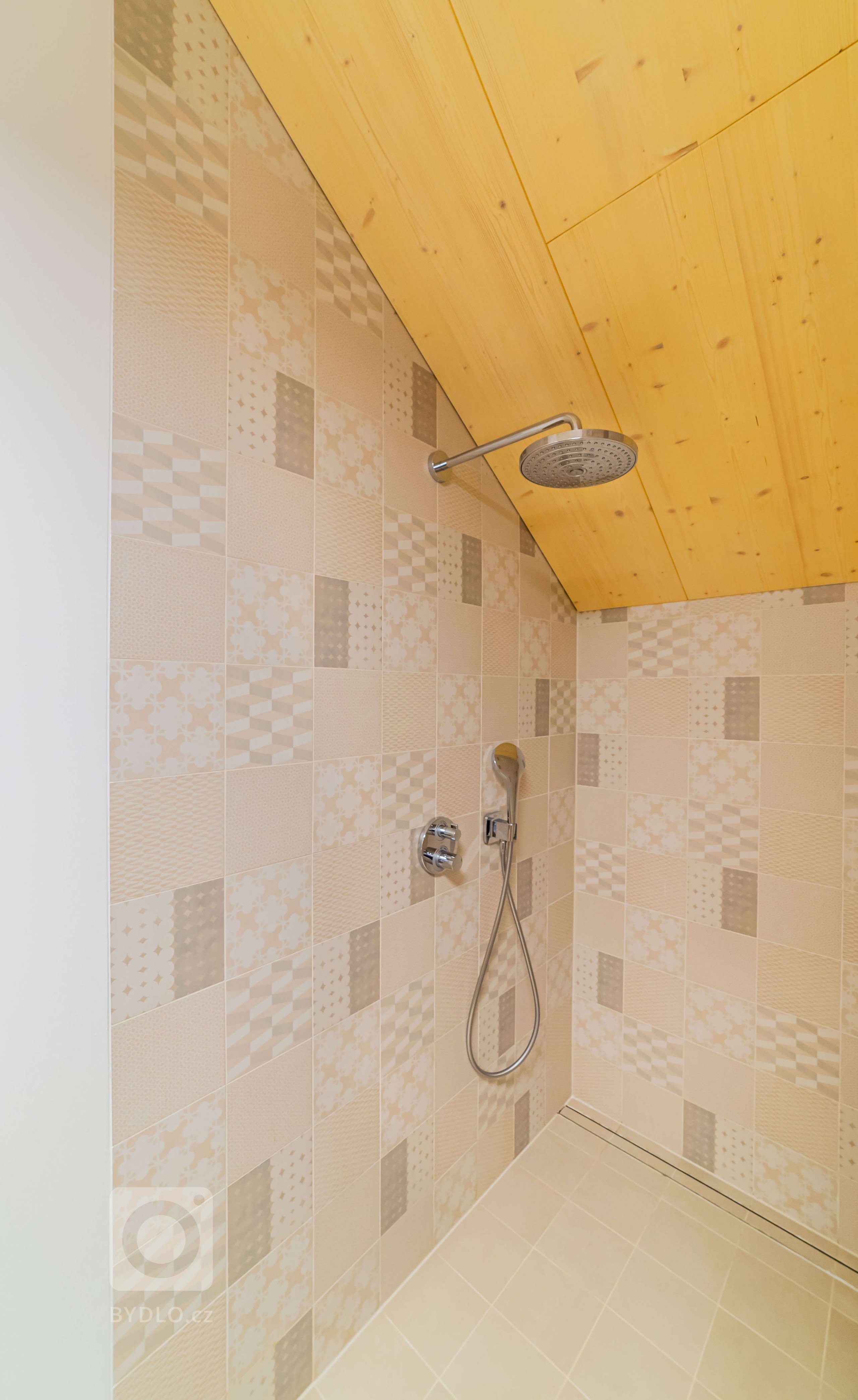 Rodinný dom sa nachádza v časti Záhorská Bystrica na konci slepej ulice, na ktorú nadväzuje les. Pre jeho priamy kontakt s okolitou zeleňou lesa i záhrady…