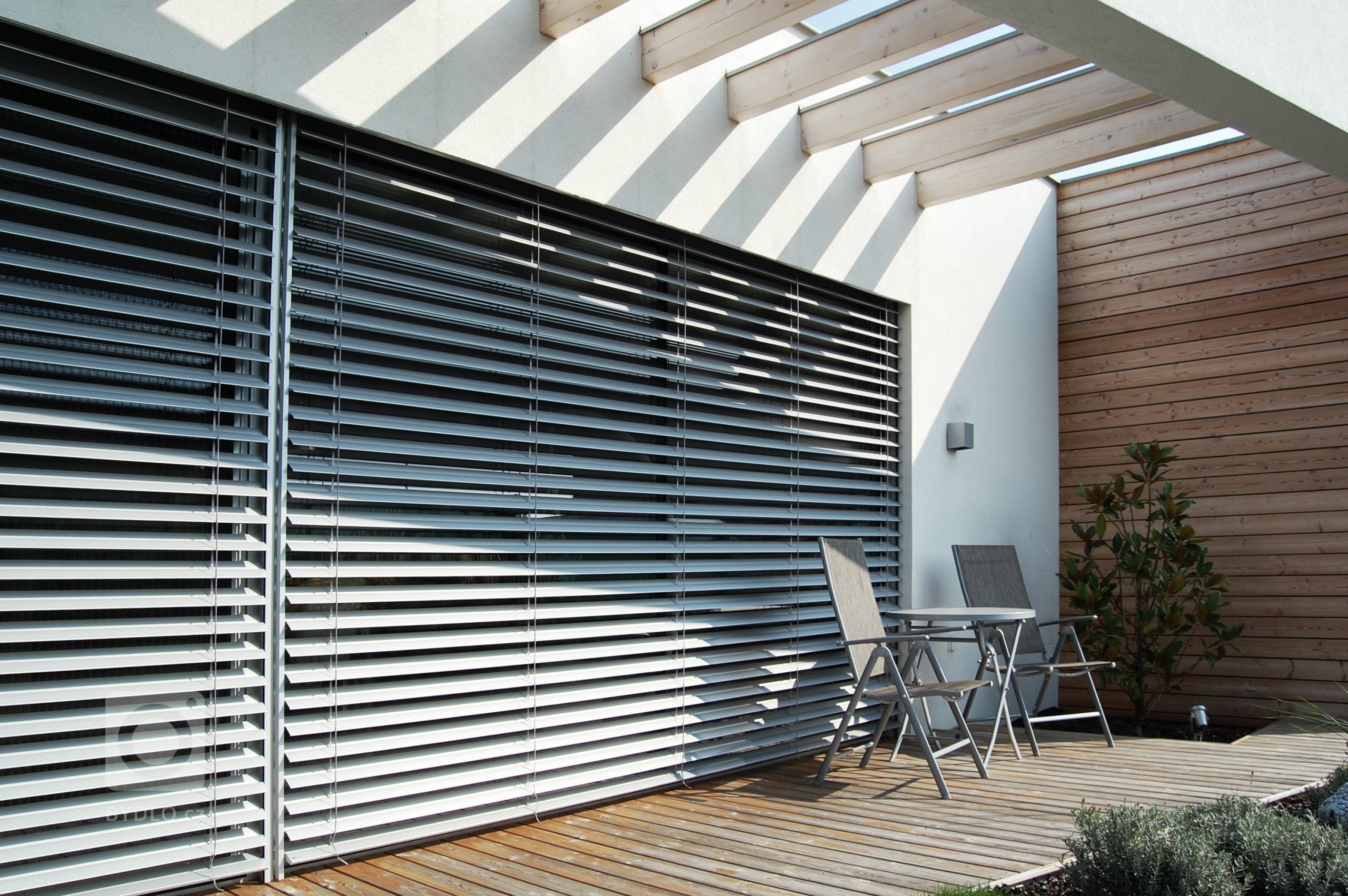 Rodinný dom je umiestnený v novovzniknutej a však už stabilizovanej štruktúre v&nbsp;blízkosti hlavného mesta. Cieľom bolo vytvorenie domu, ktorý spája súčasnú…