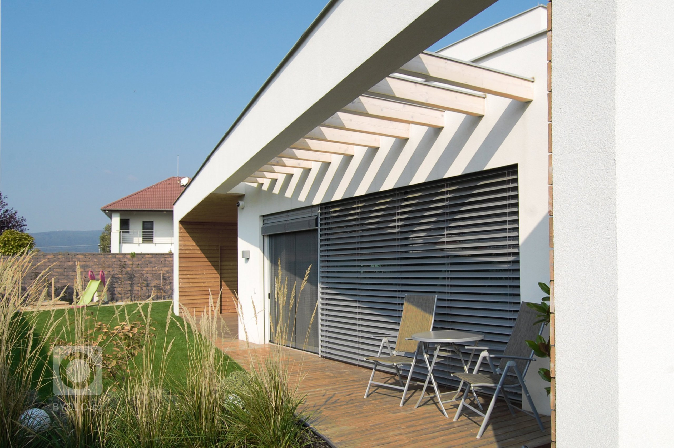 Rodinný dom je umiestnený v novovzniknutej a však už stabilizovanej štruktúre v&nbsp;blízkosti hlavného mesta. Cieľom bolo vytvorenie domu, ktorý spája súčasnú…