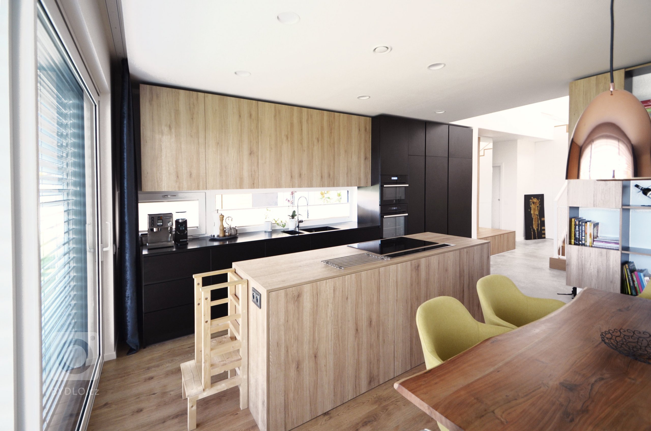 Rodinný dom je umiestnený v novovzniknutej a však už stabilizovanej štruktúre v&nbsp;blízkosti hlavného mesta. Cieľom bolo vytvorenie domu, ktorý spája súčasnú…