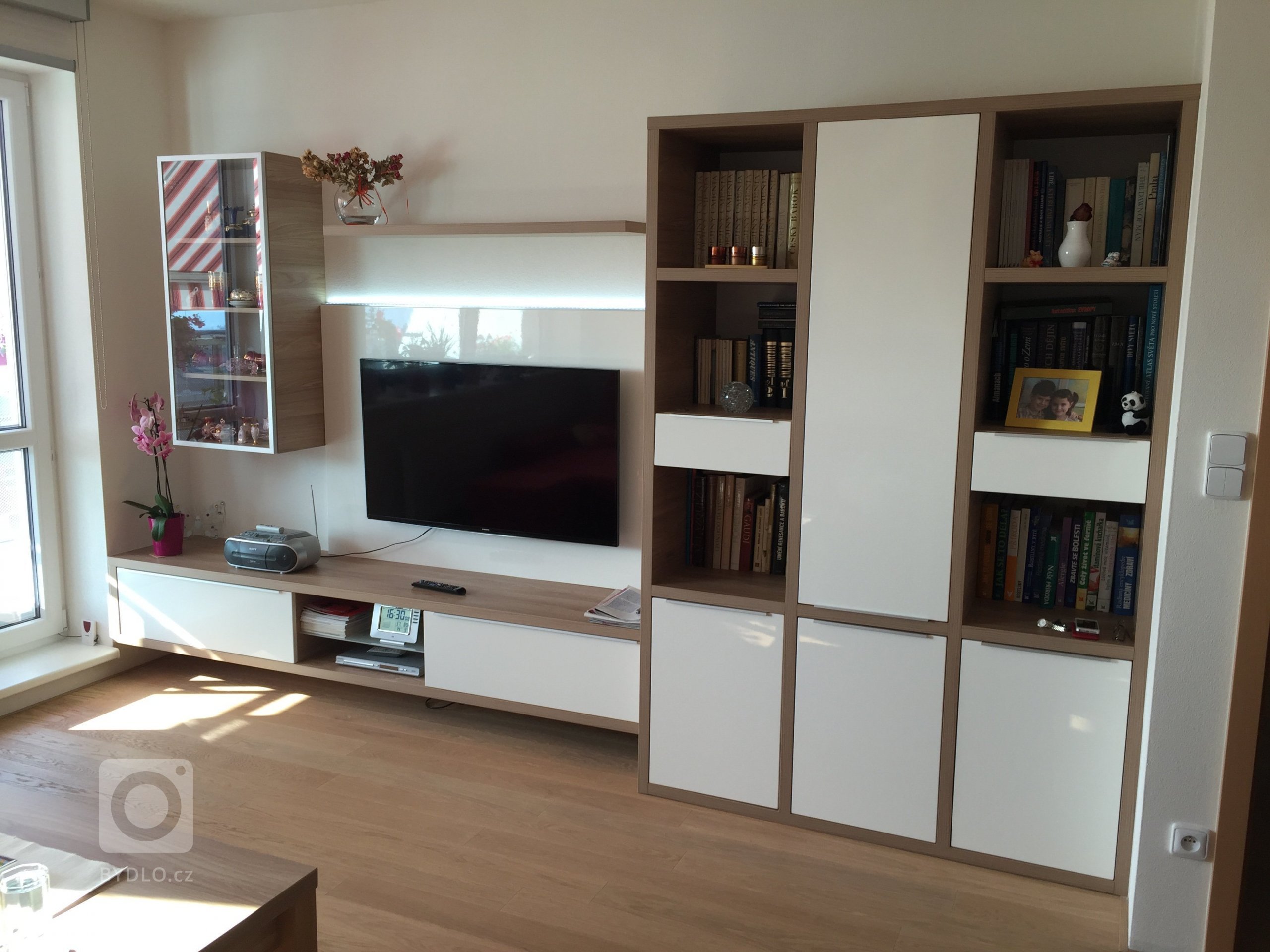 Realizace kompletního obývacího prostoru a kuchyně &quot;na klíč&quot;. Masivní dubová podlaha, sedací souprava doplněná konferenčním stolkem ve stejném dekoru…