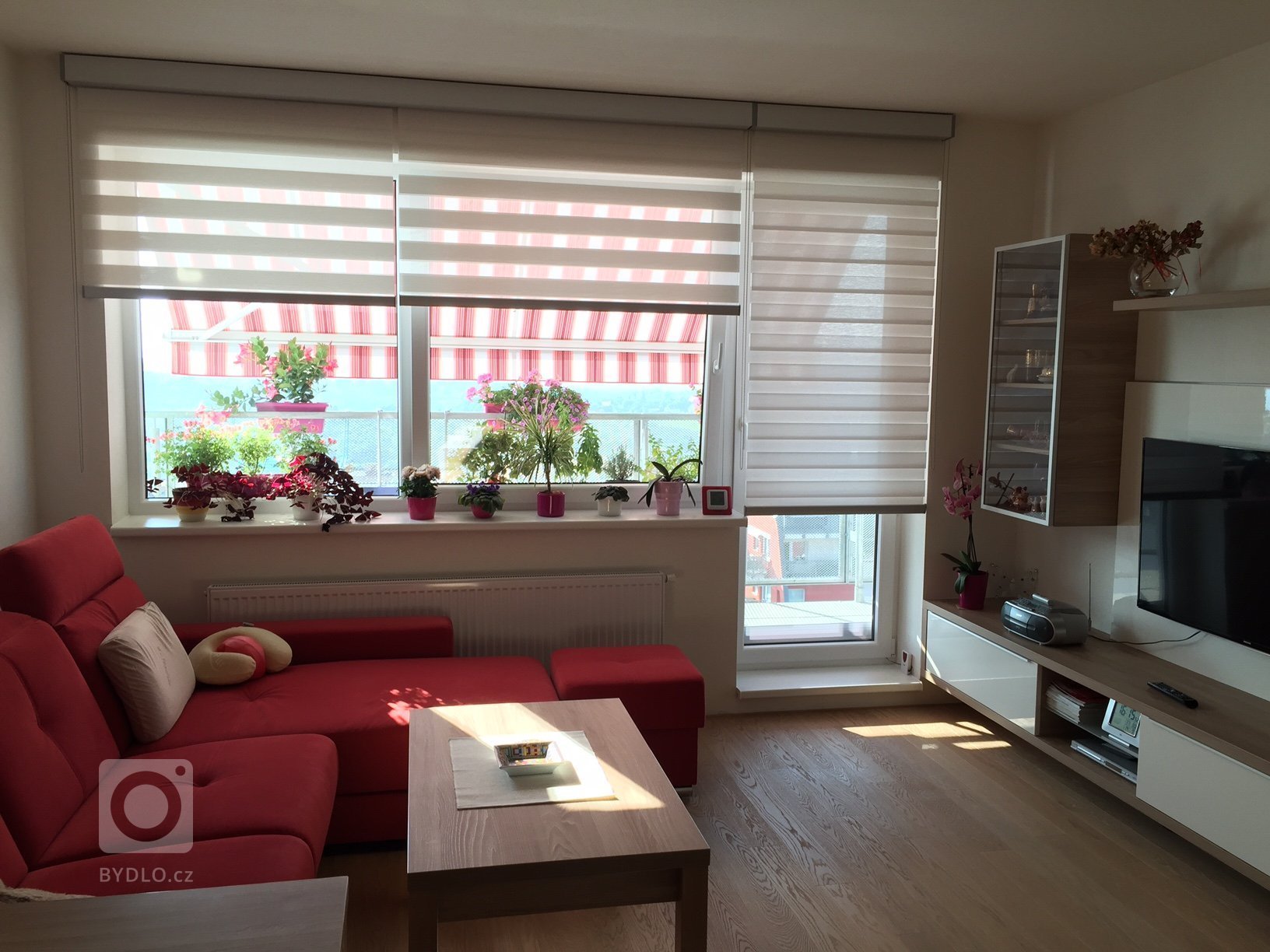 Realizace kompletního obývacího prostoru a kuchyně &quot;na klíč&quot;. Masivní dubová podlaha, sedací souprava doplněná konferenčním stolkem ve stejném dekoru…