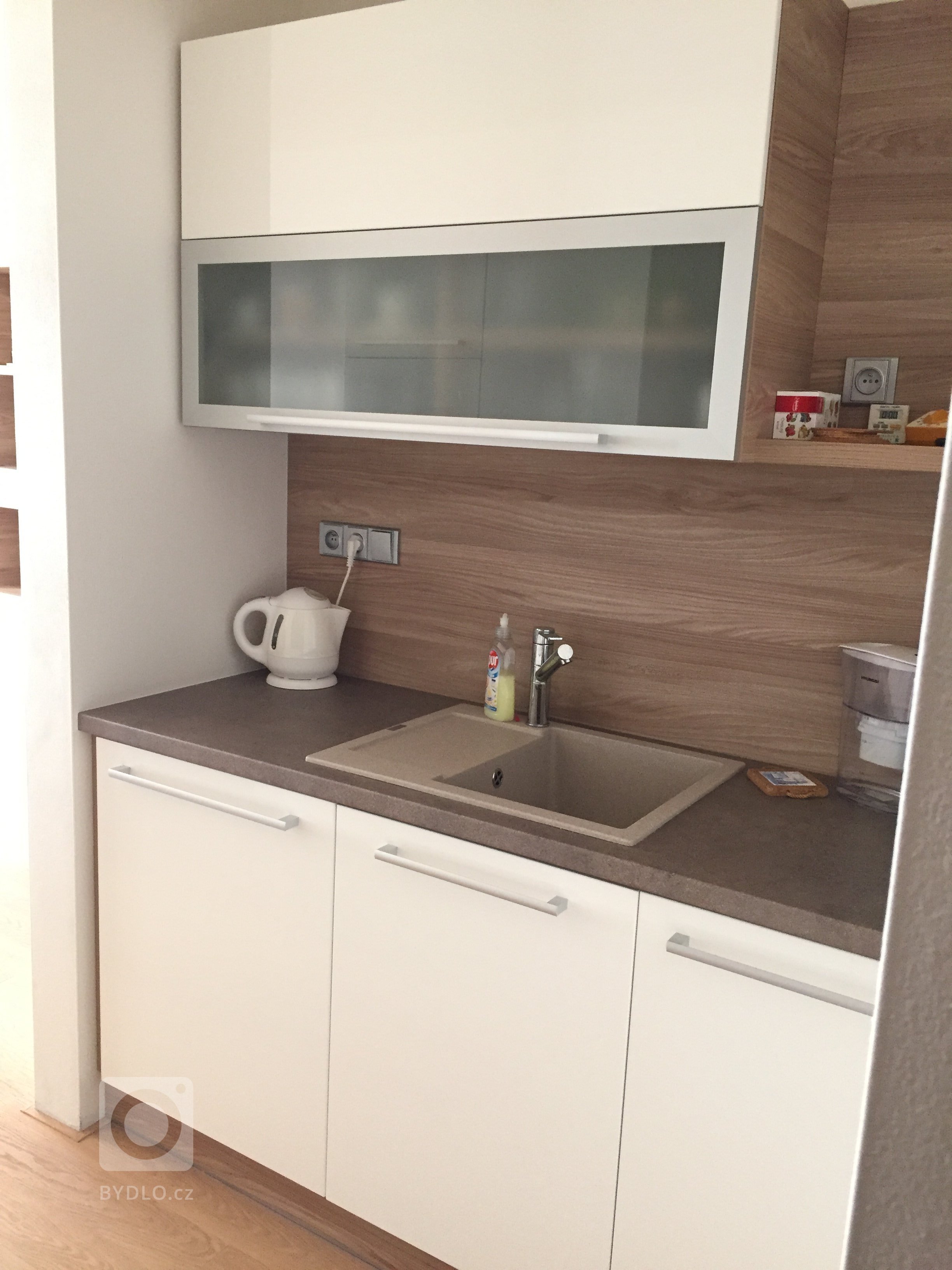 Realizace kompletního obývacího prostoru a kuchyně &quot;na klíč&quot;. Masivní dubová podlaha, sedací souprava doplněná konferenčním stolkem ve stejném dekoru…