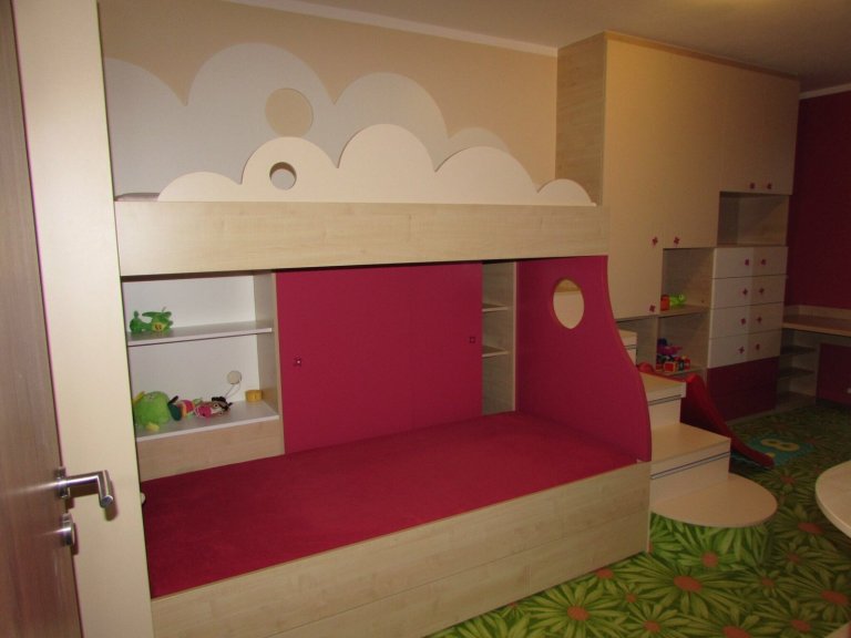 postel v dětském pokoji 
