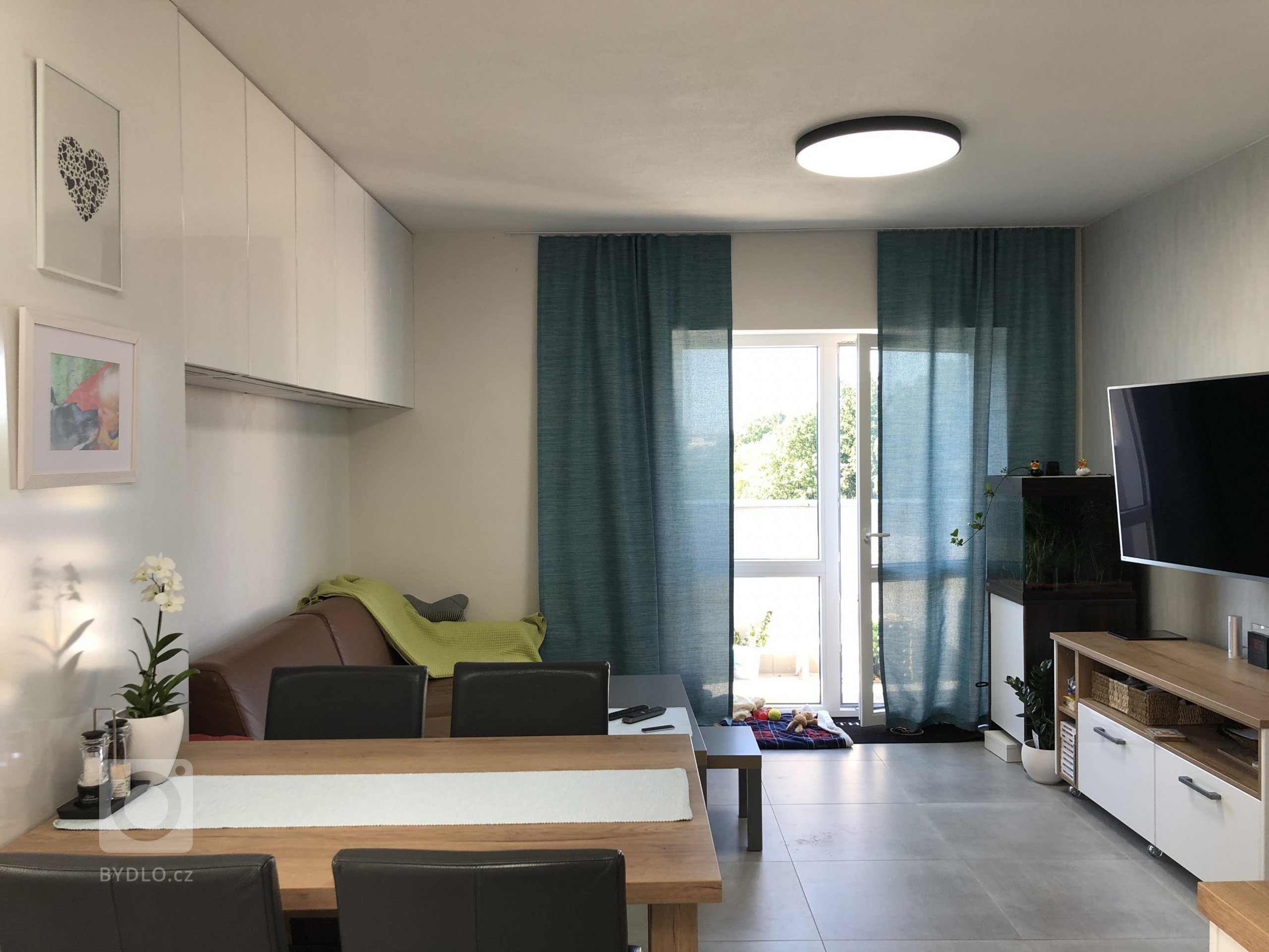 Celý prostor je vybaven od německého výrobce Nobilia.

Kombinace Lux - lak vysoký lesk - Alpská bílá a Structura - lamino - Dub Sierra

Spotřebiče Miele, dřez…