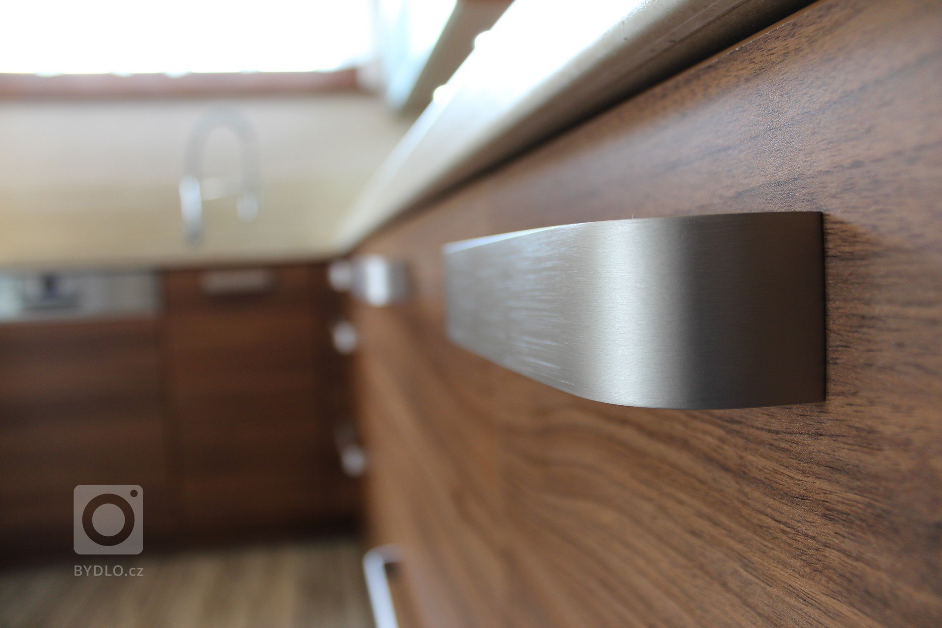 Elegantní kuchyně z lamina s velice pěknou barevnou kompozicí.
