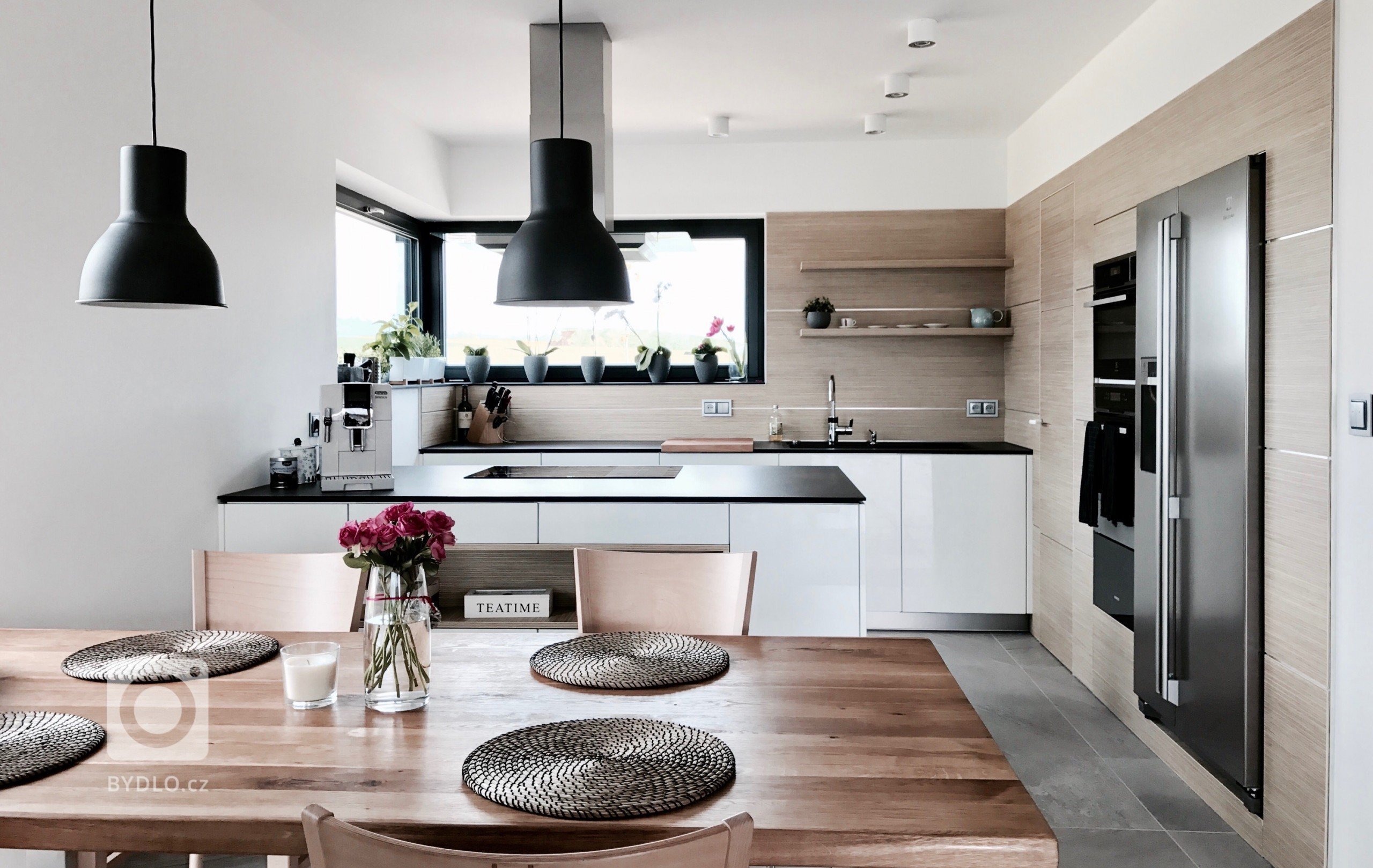 Moderní bezúchytková kuchyně (Lak vysoký lesk) s výsuvy TipOn Blumotion, s kompaktní pracovní deskou, rafinovaným obkladem a se zabudovanými bezfalcovými…