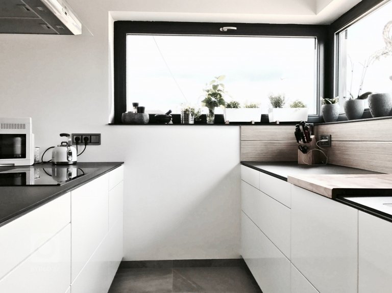 Moderní bezúchytková kuchyně (Lak vysoký lesk) s výsuvy TipOn Blumotion, s kompaktní pracovní deskou, rafinovaným obkladem a se zabudovanými bezfalcovými…