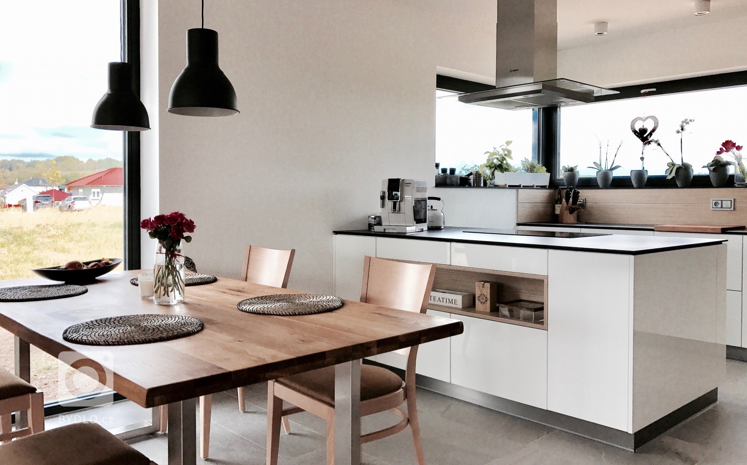 Moderní bezúchytková kuchyně (Lak vysoký lesk) s výsuvy TipOn Blumotion, s kompaktní pracovní deskou, rafinovaným obkladem a se zabudovanými bezfalcovými…