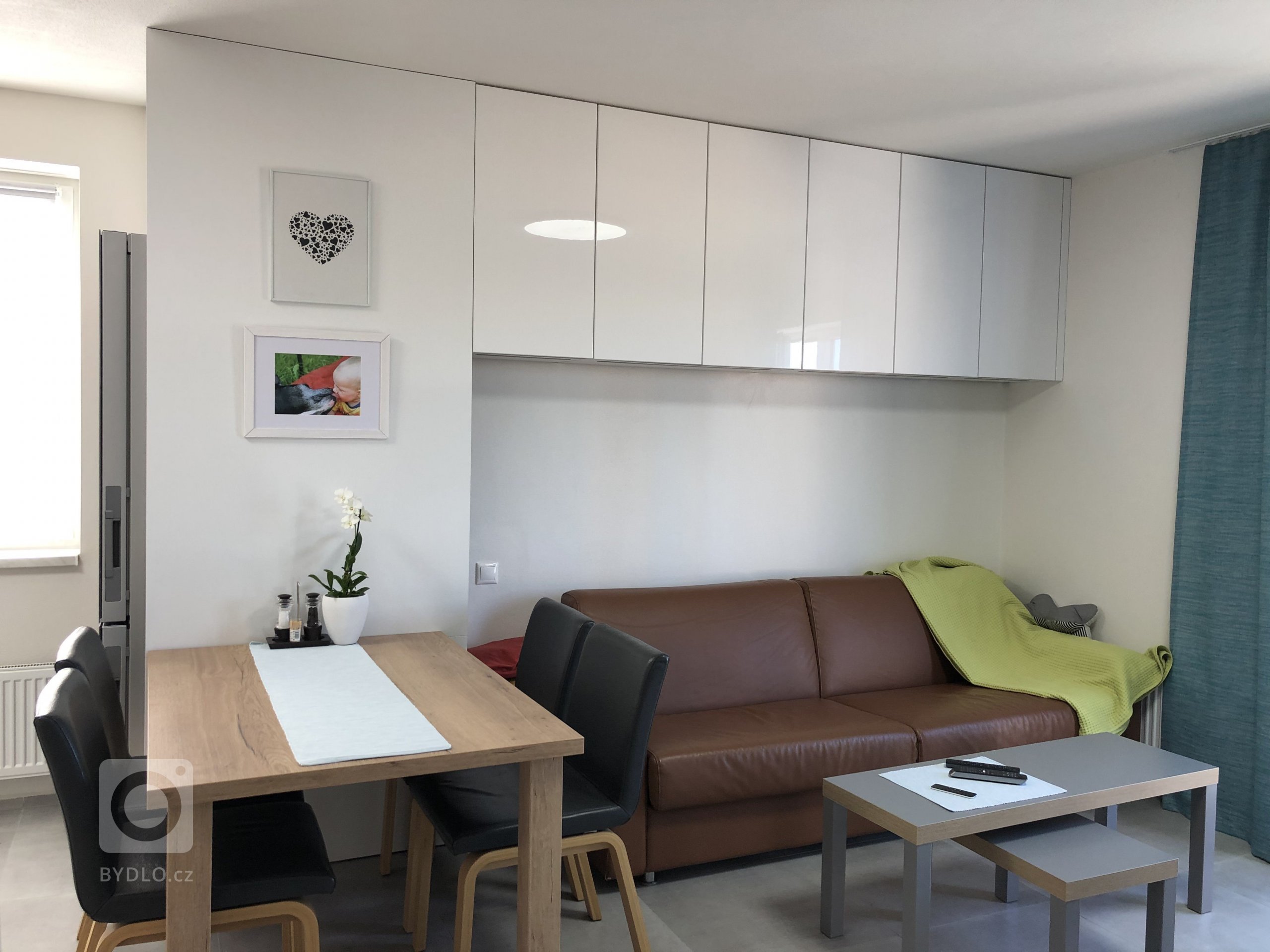 Celý prostor je vybaven od německého výrobce Nobilia.

Kombinace Lux - lak vysoký lesk - Alpská bílá a Structura - lamino - Dub Sierra

Spotřebiče Miele, dřez…