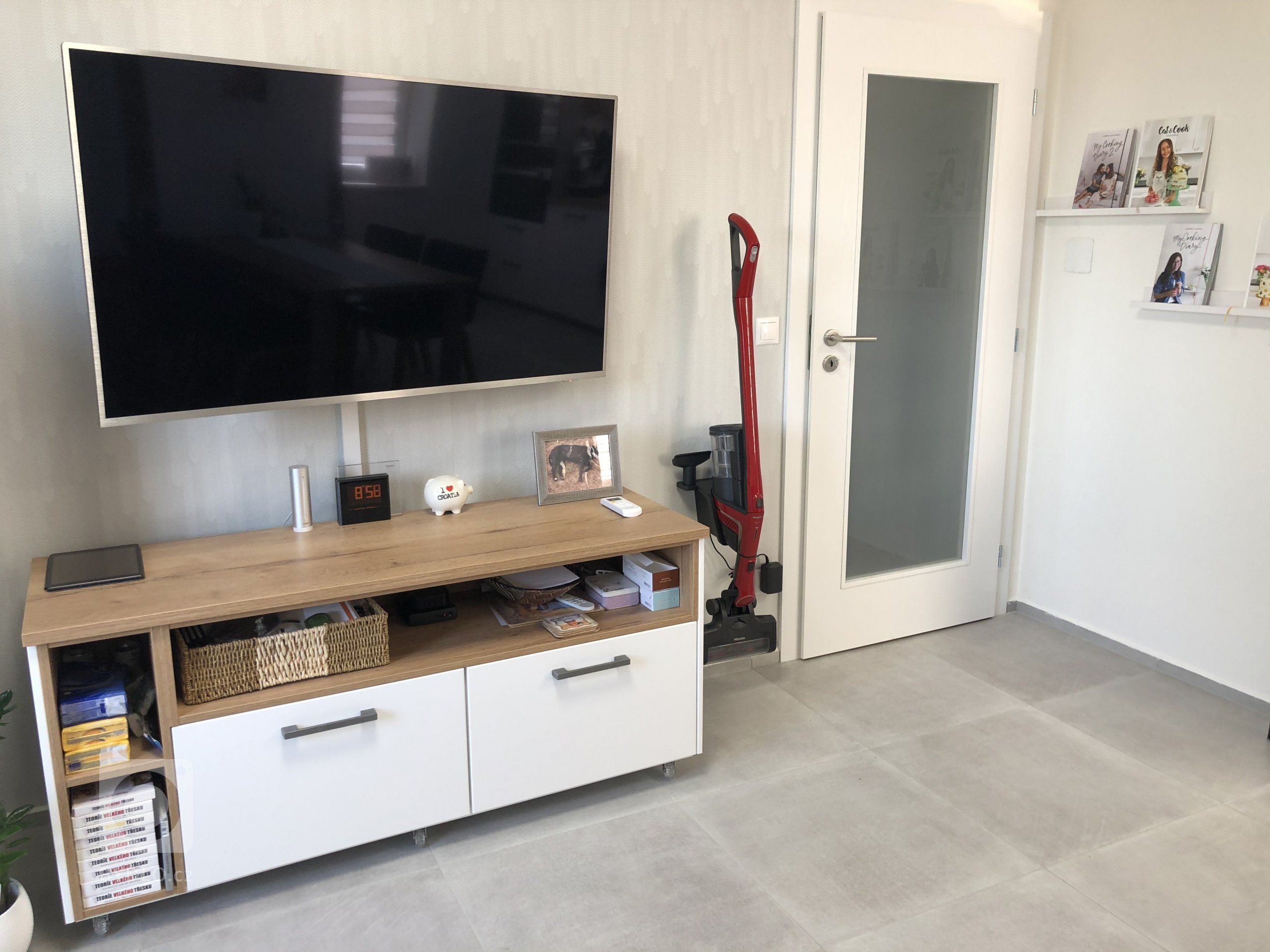 Celý prostor je vybaven od německého výrobce Nobilia.

Kombinace Lux - lak vysoký lesk - Alpská bílá a Structura - lamino - Dub Sierra

Spotřebiče Miele, dřez…