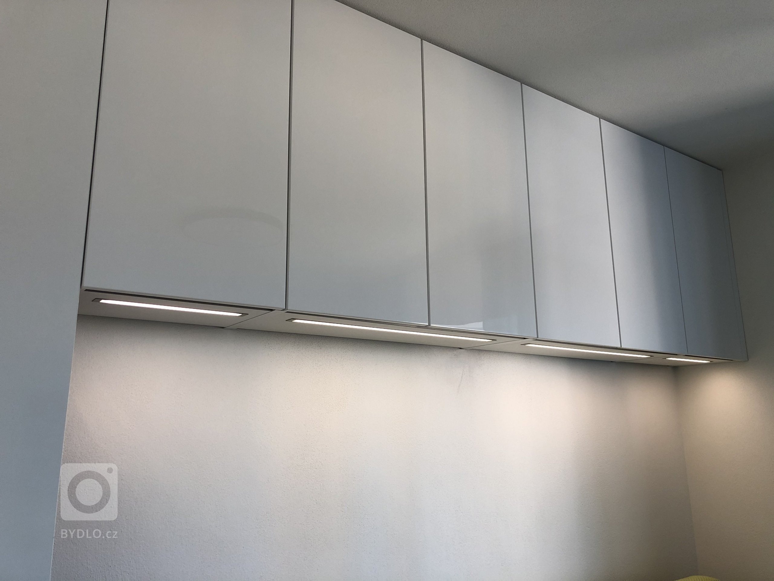 Celý prostor je vybaven od německého výrobce Nobilia.

Kombinace Lux - lak vysoký lesk - Alpská bílá a Structura - lamino - Dub Sierra

Spotřebiče Miele, dřez…