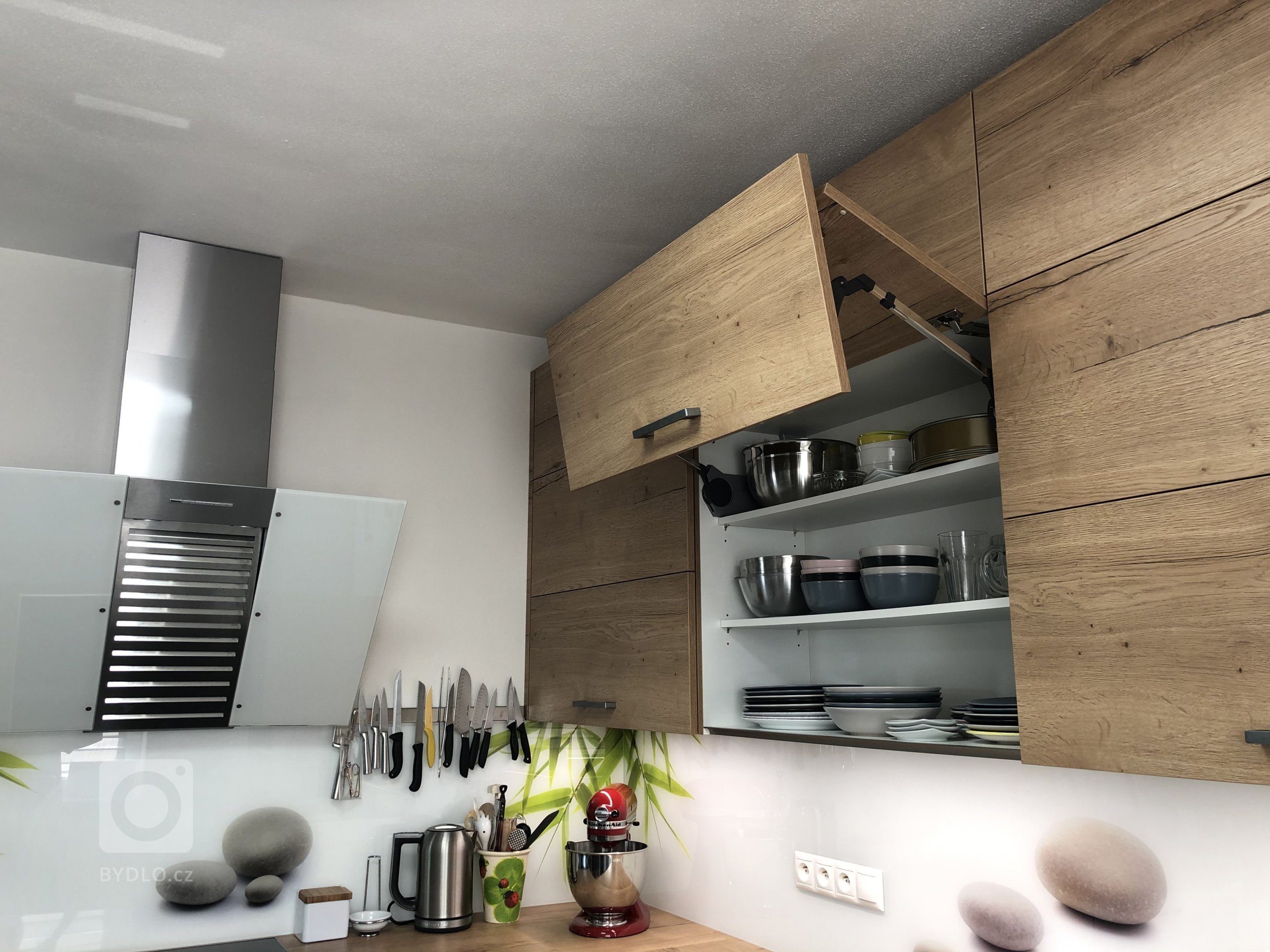 Celý prostor je vybaven od německého výrobce Nobilia.

Kombinace Lux - lak vysoký lesk - Alpská bílá a Structura - lamino - Dub Sierra

Spotřebiče Miele, dřez…