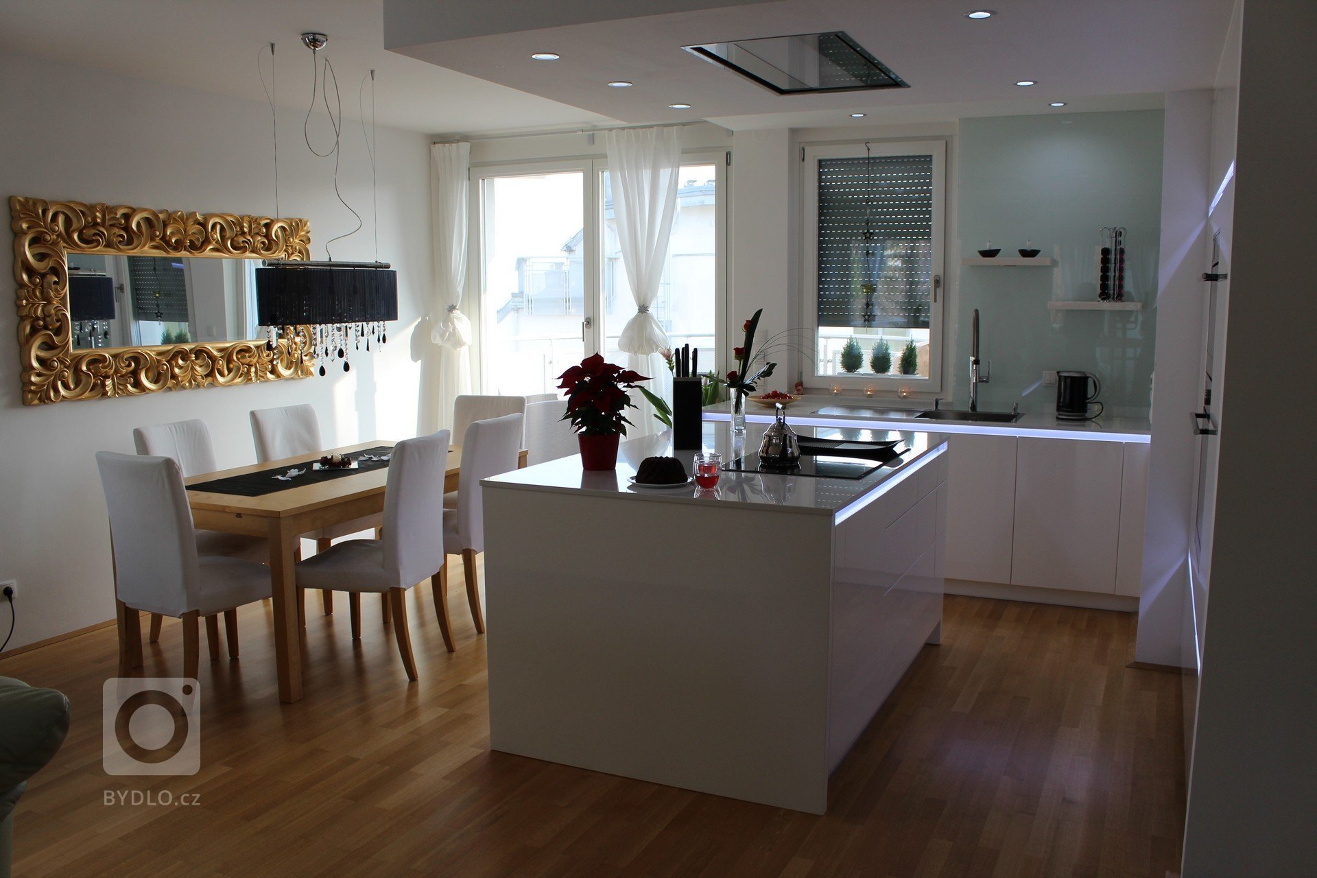 Realizace moderní kuchyně ve Vídni. Kuchyně INFINI - Dvířka lakovaná polyesterovým lakem ve vysokém lesku, výsuvy s el. otvíráním ServoDrive. Pracovní deska…