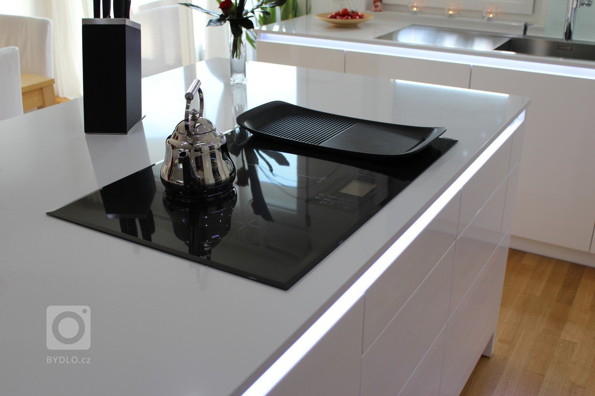 Realizace moderní kuchyně ve Vídni. Kuchyně INFINI - Dvířka lakovaná polyesterovým lakem ve vysokém lesku, výsuvy s el. otvíráním ServoDrive. Pracovní deska…