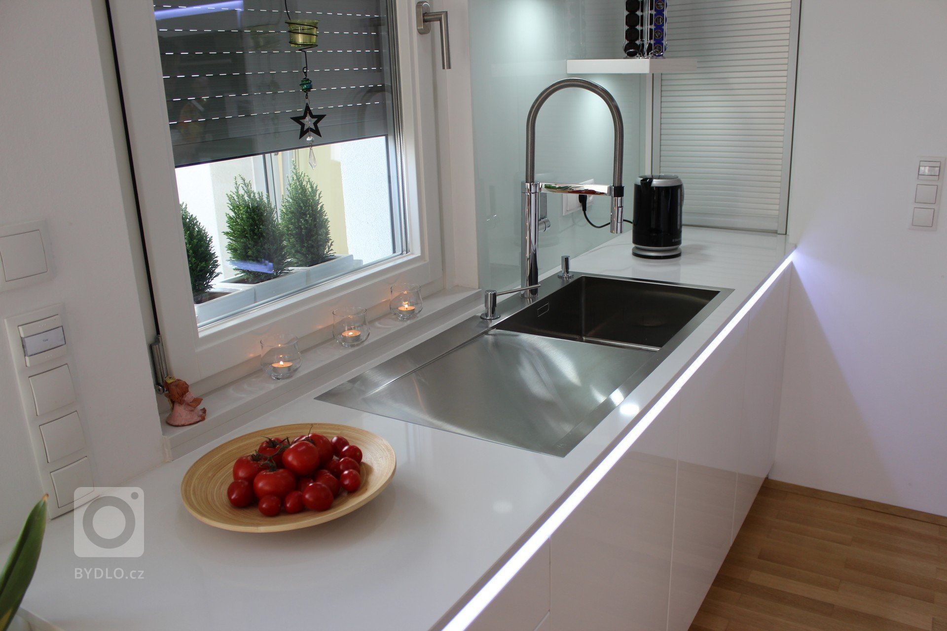 Realizace moderní kuchyně ve Vídni. Kuchyně INFINI - Dvířka lakovaná polyesterovým lakem ve vysokém lesku, výsuvy s el. otvíráním ServoDrive. Pracovní deska…