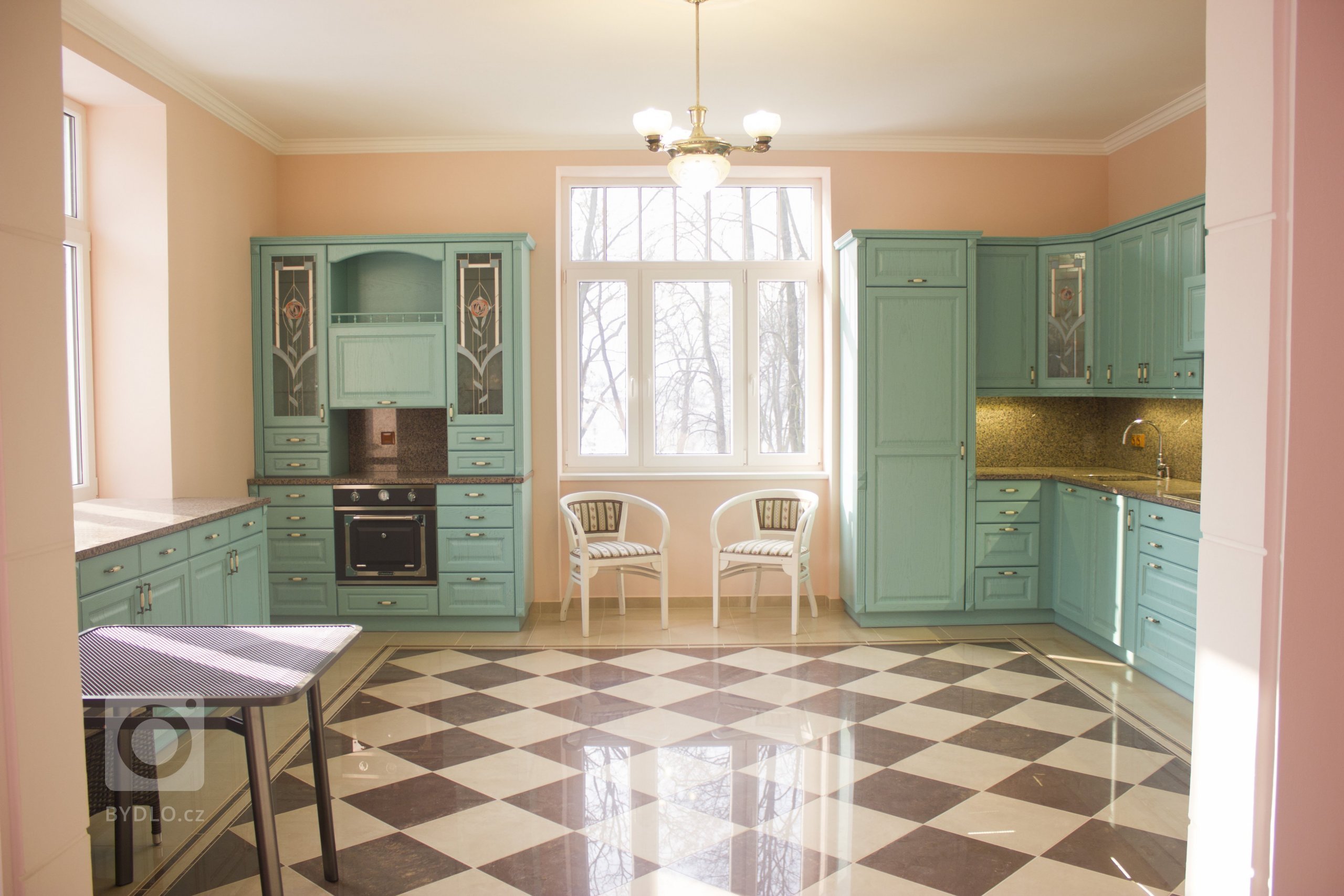 Masivní dvířka doplněná deskou z přírodního kamene. 