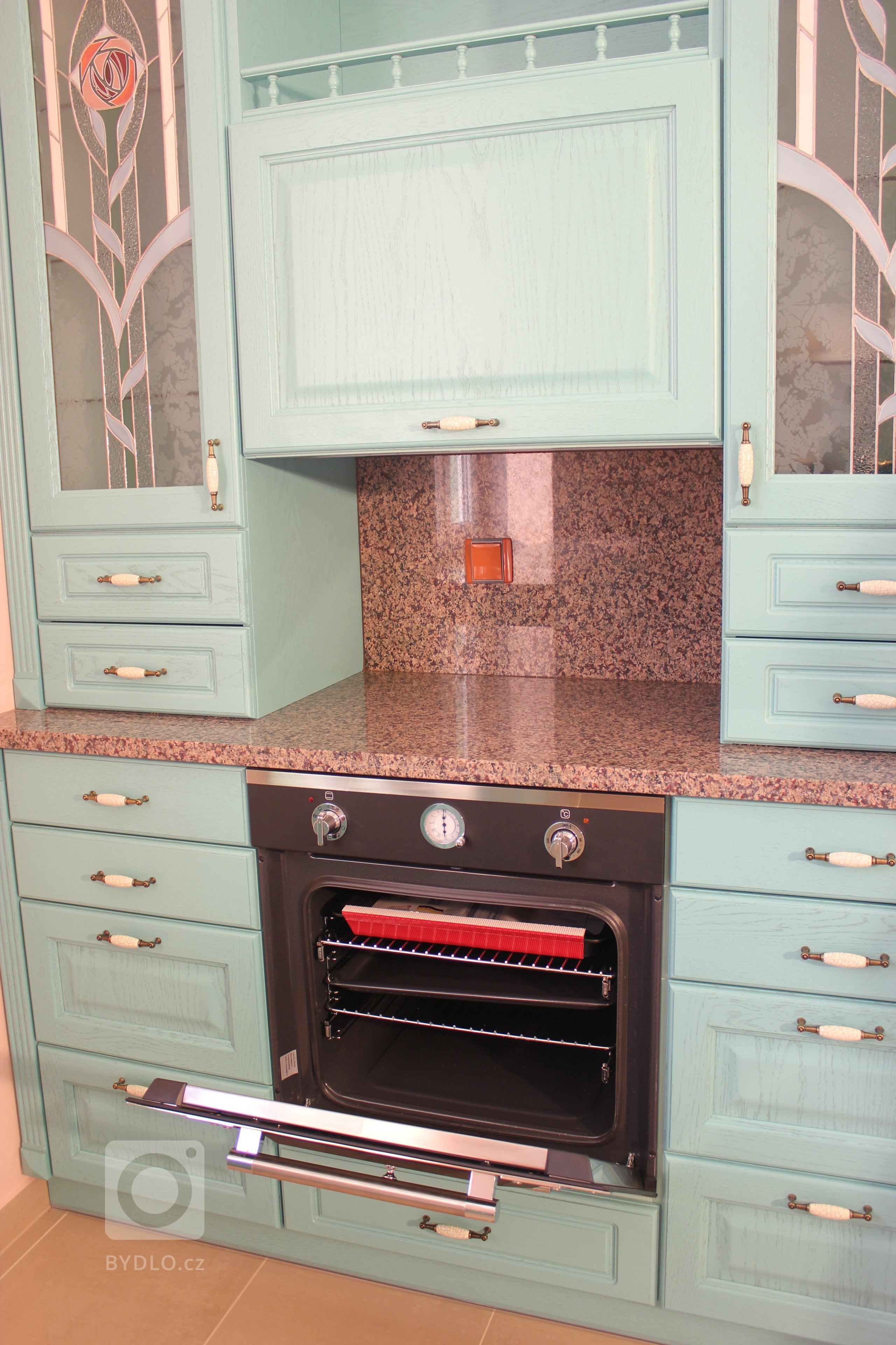 Rustikální kuchyň doplněná stylovými spotřebiče stejného stylu.