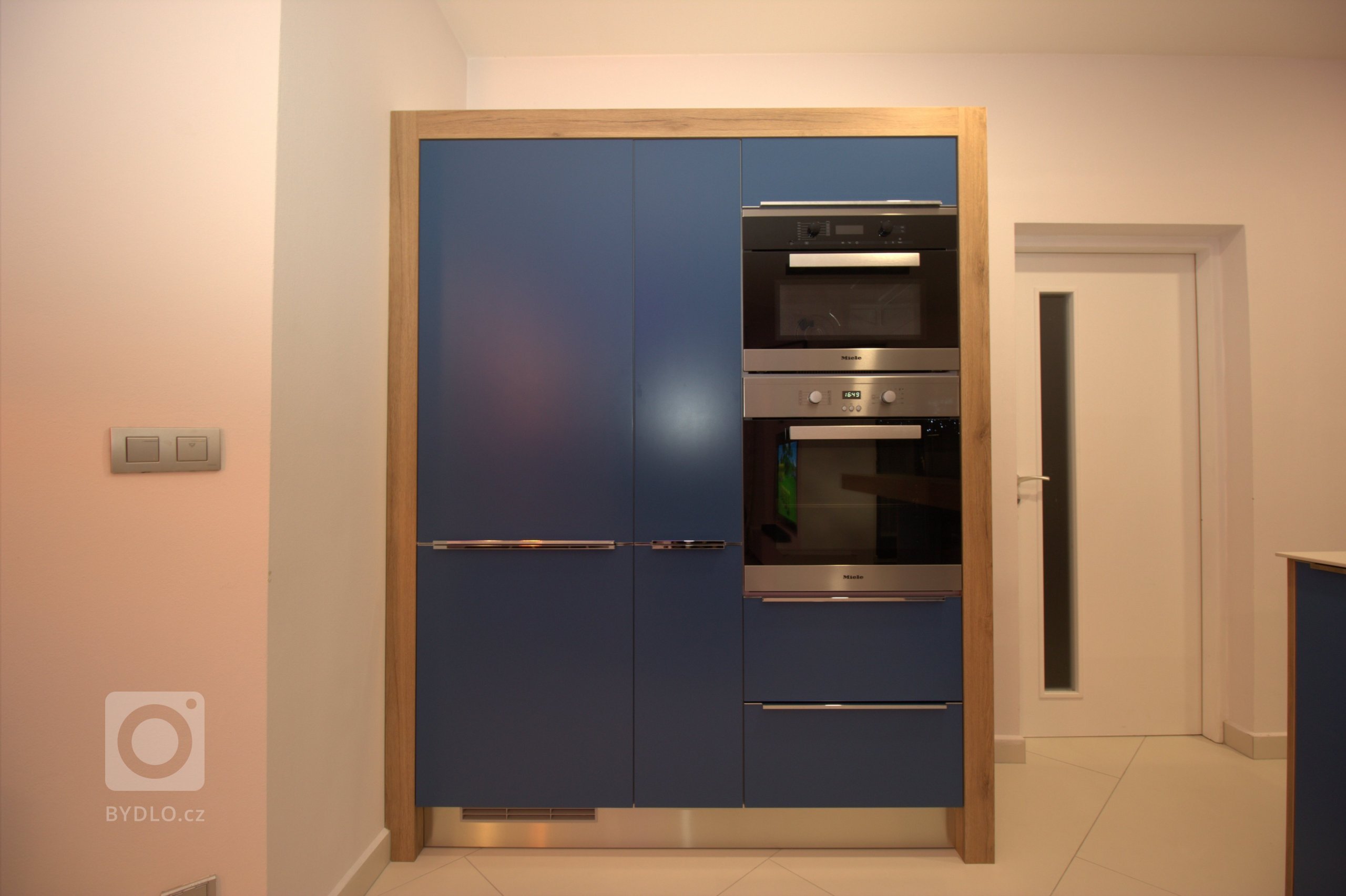 Jednoduchý design je vykoupený mnoha originálními technickými řešeními, které se asi již nebudou opakovat. Kromně nároků na materiály a vybavení byl i jeden…