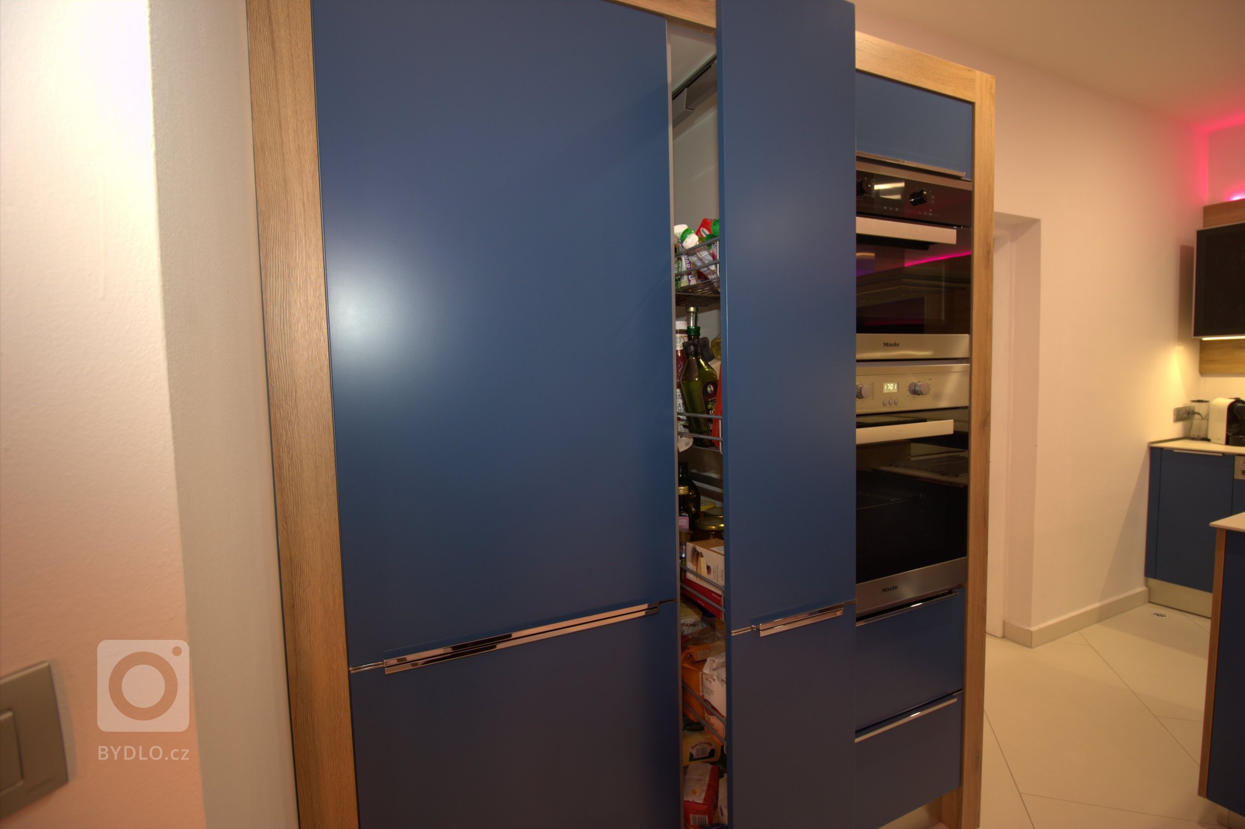 Jednoduchý design je vykoupený mnoha originálními technickými řešeními, které se asi již nebudou opakovat. Kromně nároků na materiály a vybavení byl i jeden…