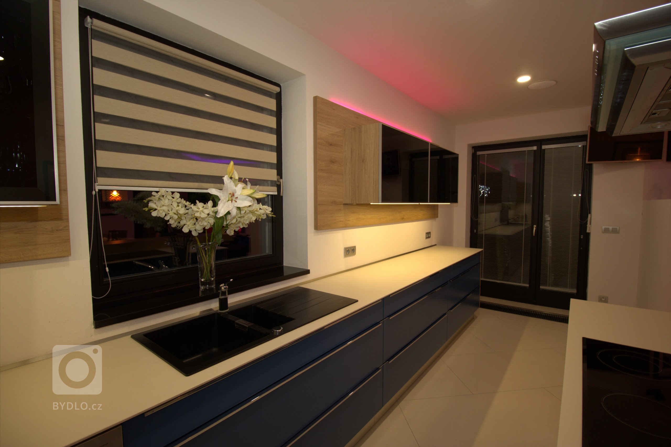 Jednoduchý design je vykoupený mnoha originálními technickými řešeními, které se asi již nebudou opakovat. Kromně nároků na materiály a vybavení byl i jeden…