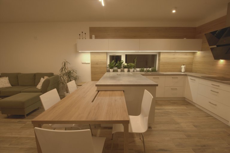 Výsuvný stůl s pro 4.