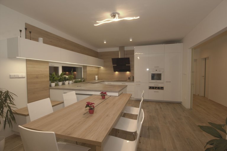 Výsuvný stůl s možností otočení o 90 stupňů pro 6 lidí.