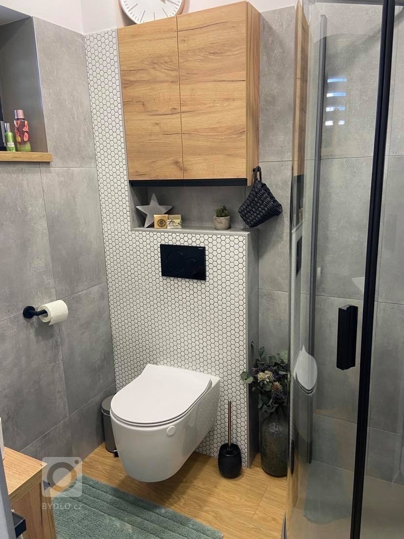 Vždy vytváříme interiér, který je komplexní a funkční jako jeden celek.&nbsp;Co to znamená? Nelpíme na zastaralém rozdělení interiéru do mnoha rozdílných…