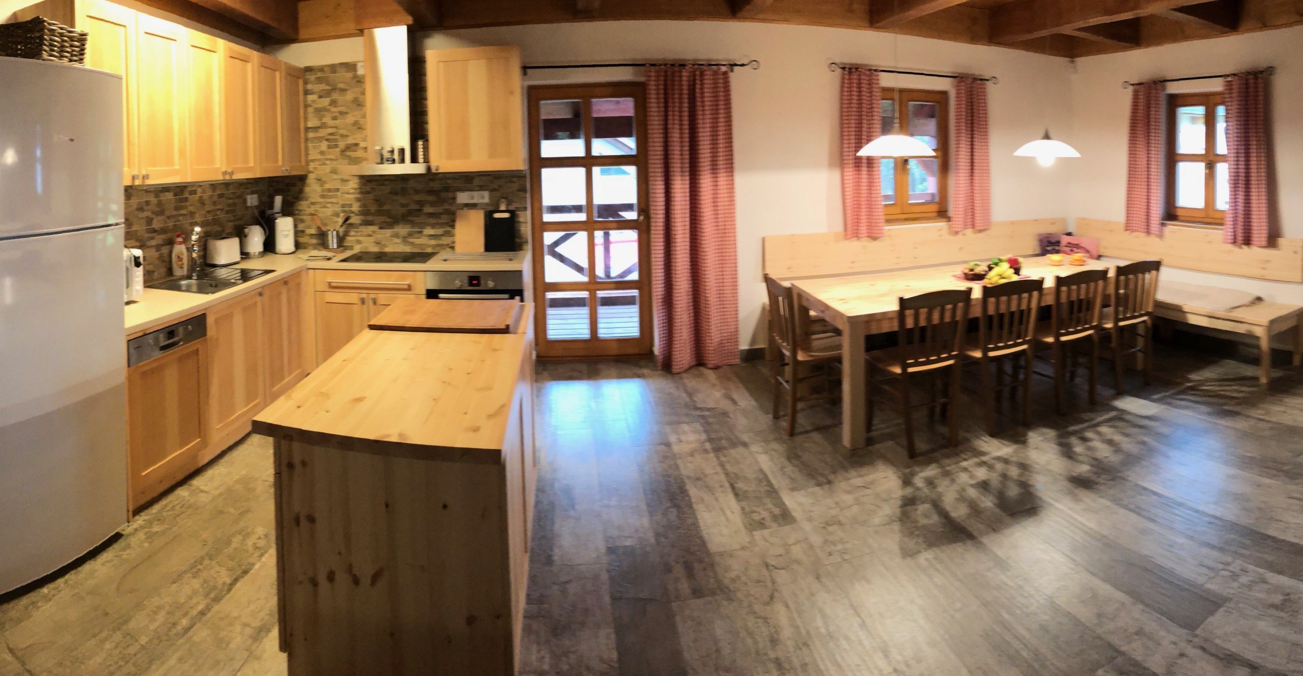 Kuchyňská linka z masivní borovice do stylového prostředí horské chaty